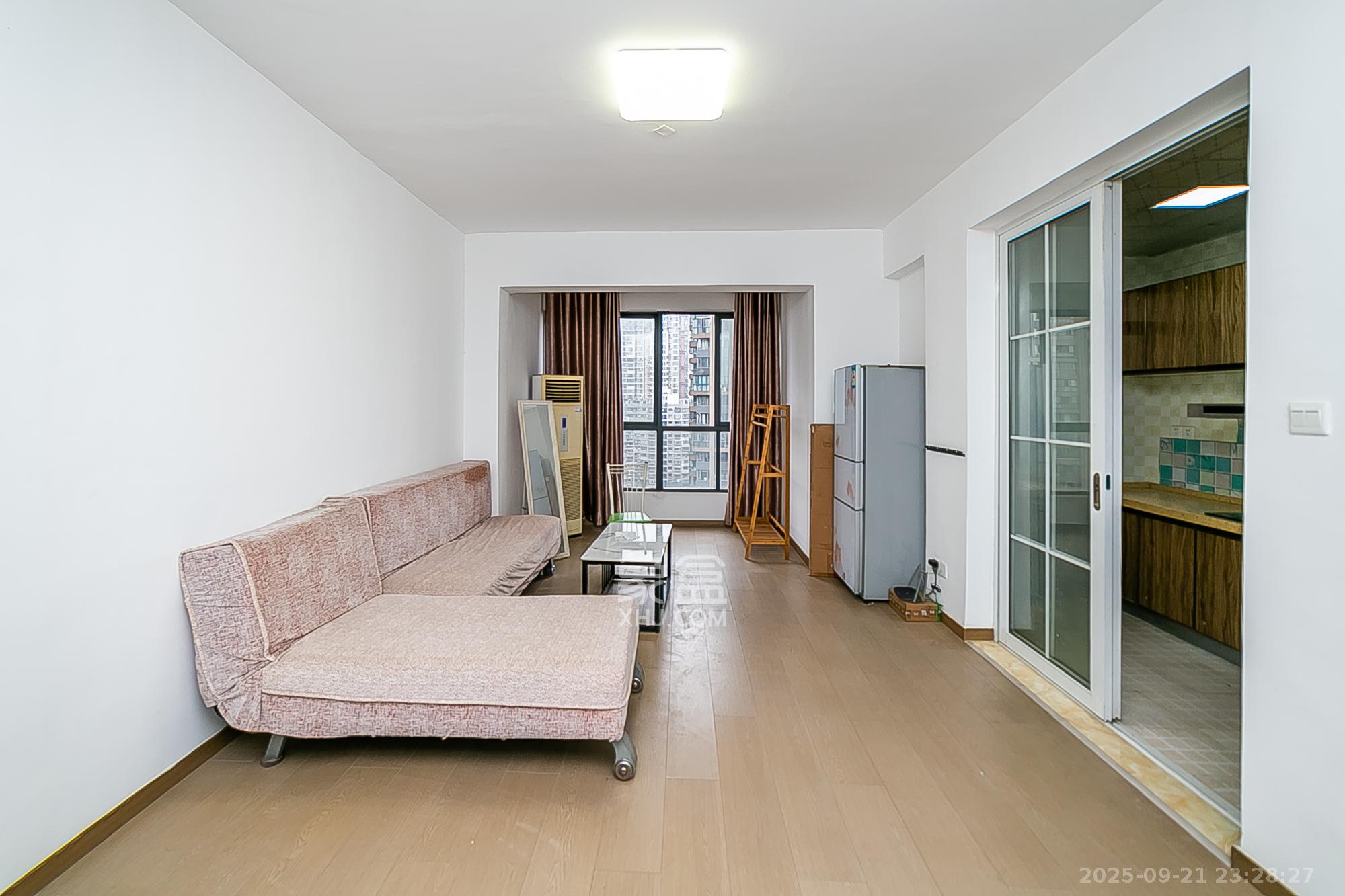 建发汇金国际 2室1厅1卫 110.0万 建发汇金国际 2室1厅1卫 110.0万客厅