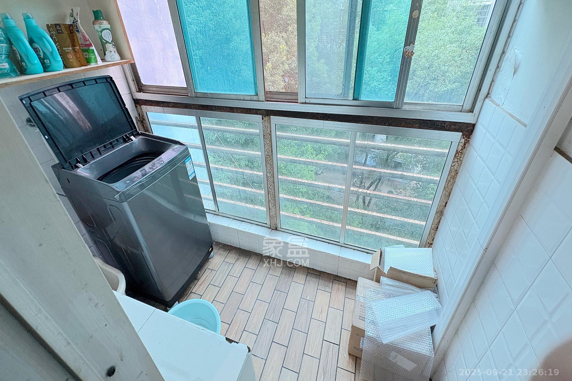 颐美园 3室2厅2卫 94.8万 颐美园 3室2厅2卫 94.8万阳台