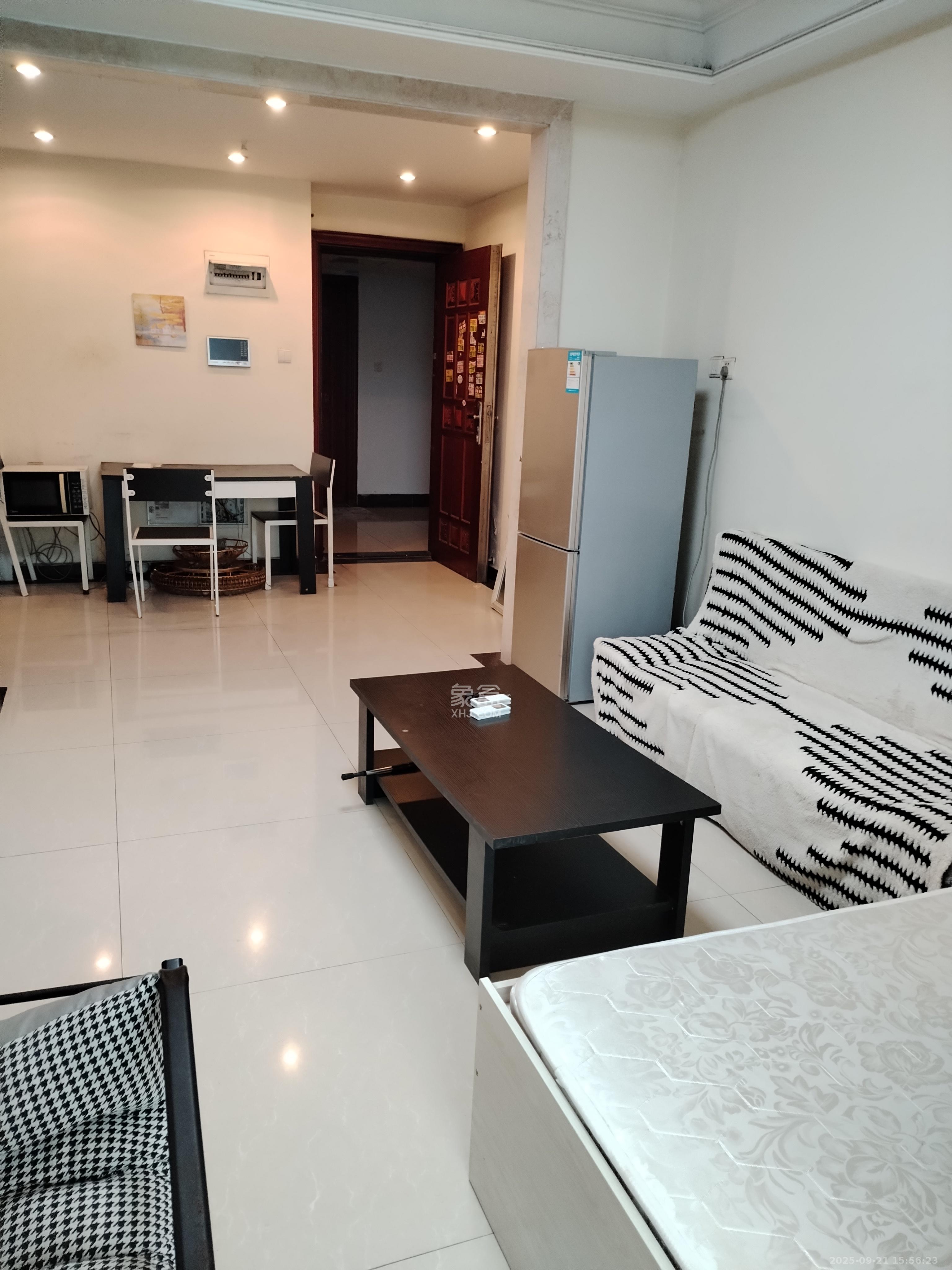 恒大华府  1室2厅1卫    1700.0元/月室内图