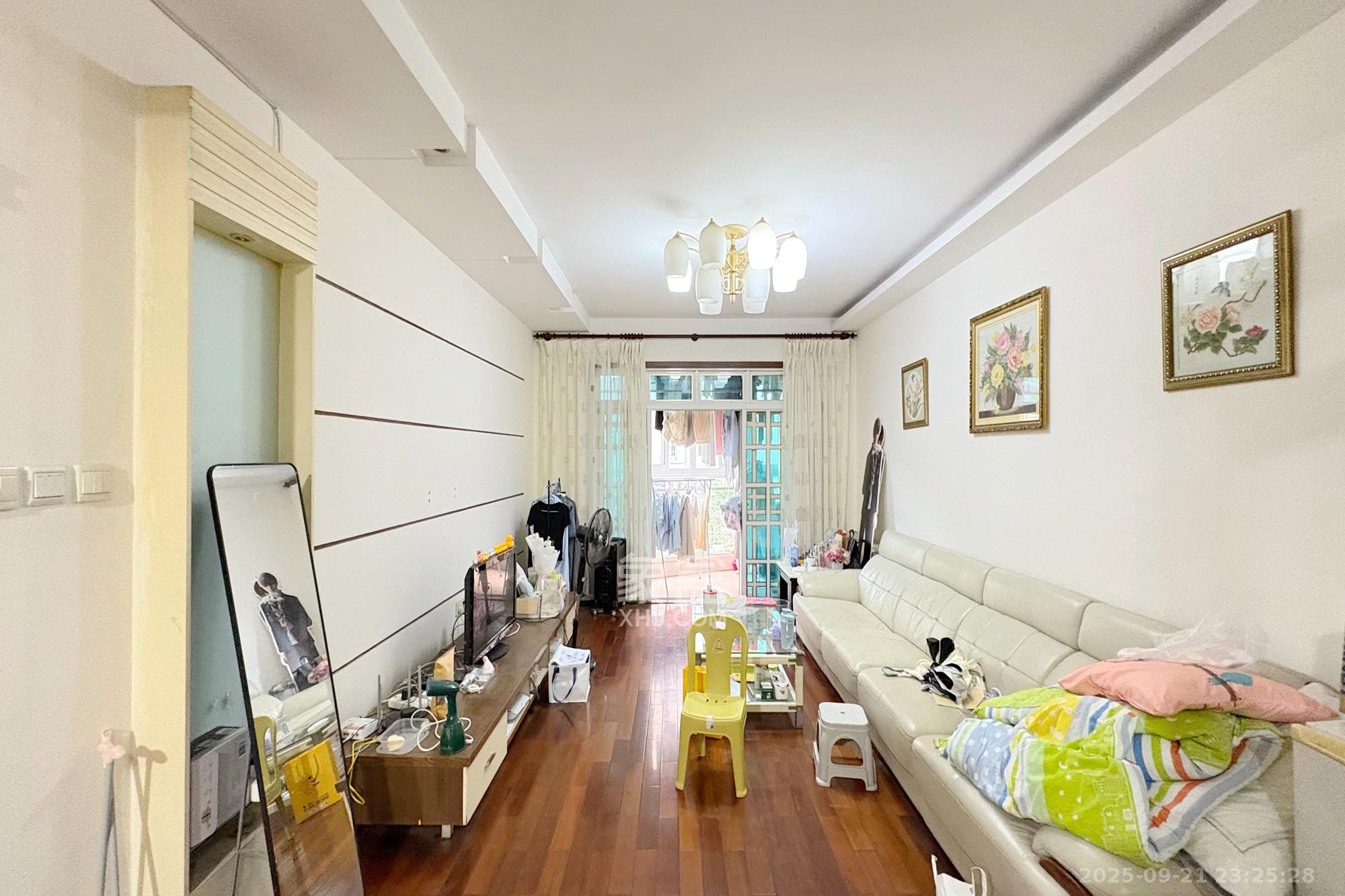 颐美园 3室2厅2卫 94.8万 颐美园 3室2厅2卫 94.8万客厅