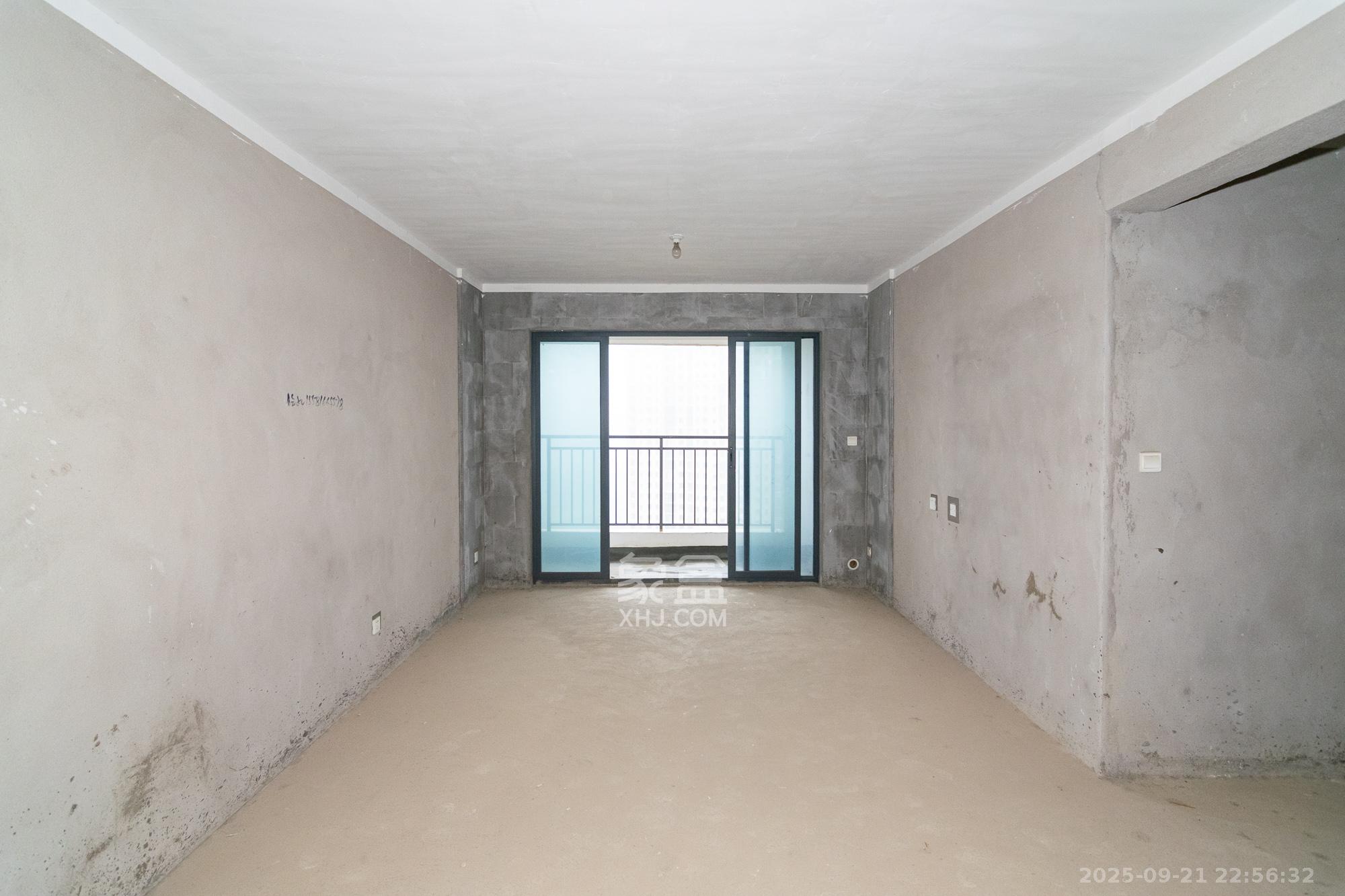 荣盛岳麓峰景  3室2厅2卫    56.0万客厅