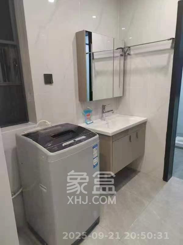 麓谷加州阳光  3室2厅2卫   2700.00元/月室内图