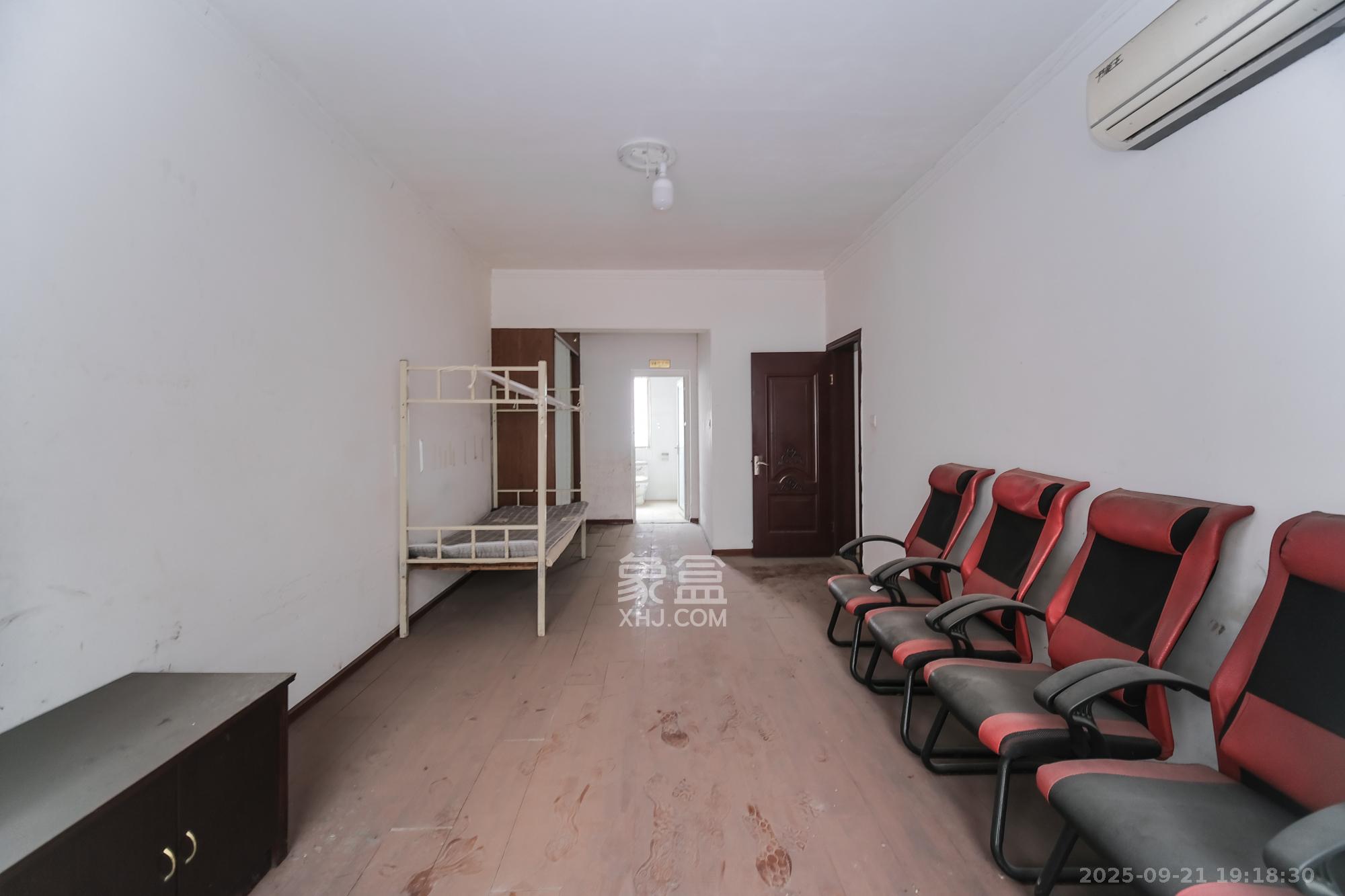 蟠龙欣苑 4室2厅2卫 61.0万 蟠龙欣苑 4室2厅2卫 61.0万卧室