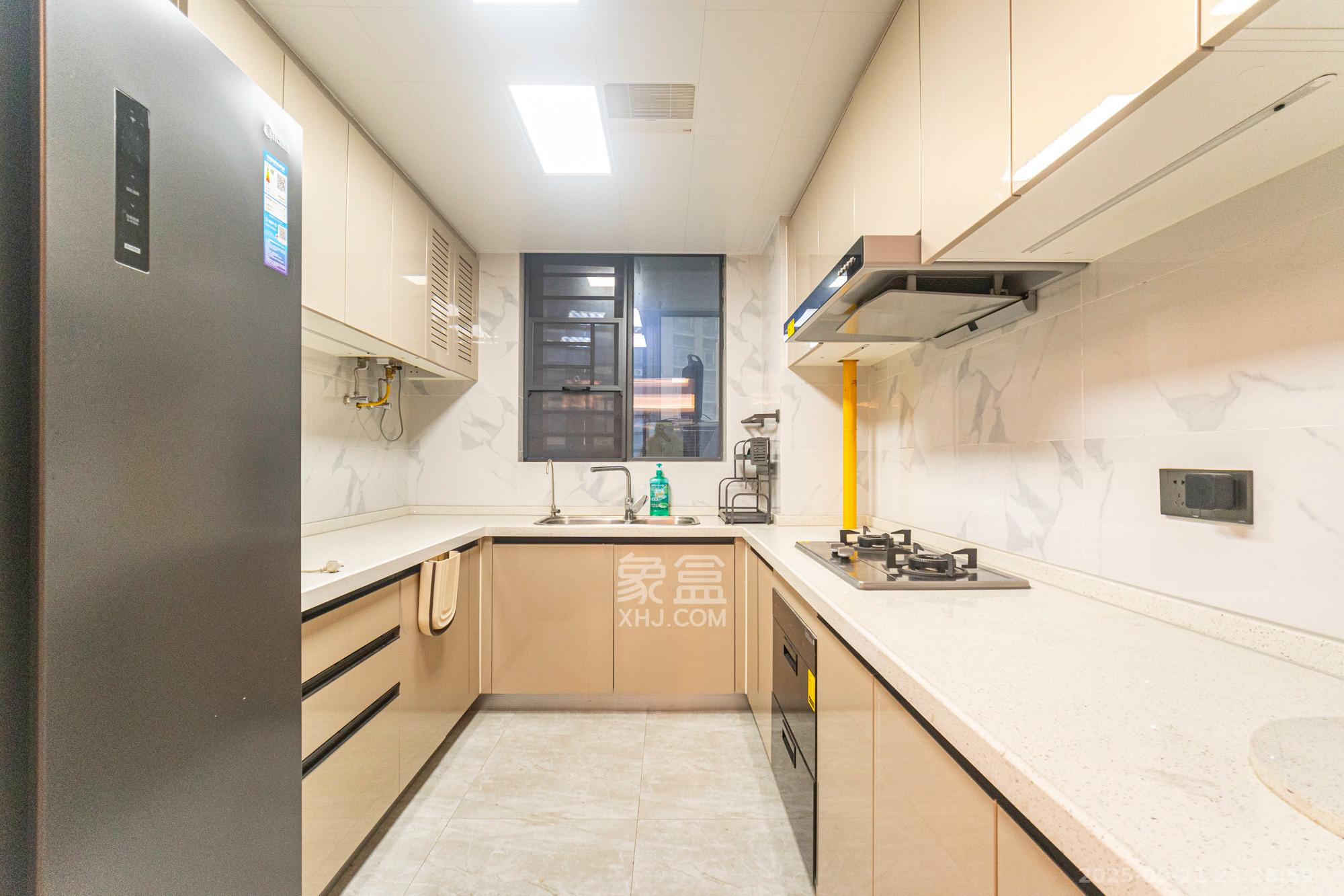 绿地V岛 4室2厅2卫 235.0万 绿地V岛 4室2厅2卫 235.0万厨房