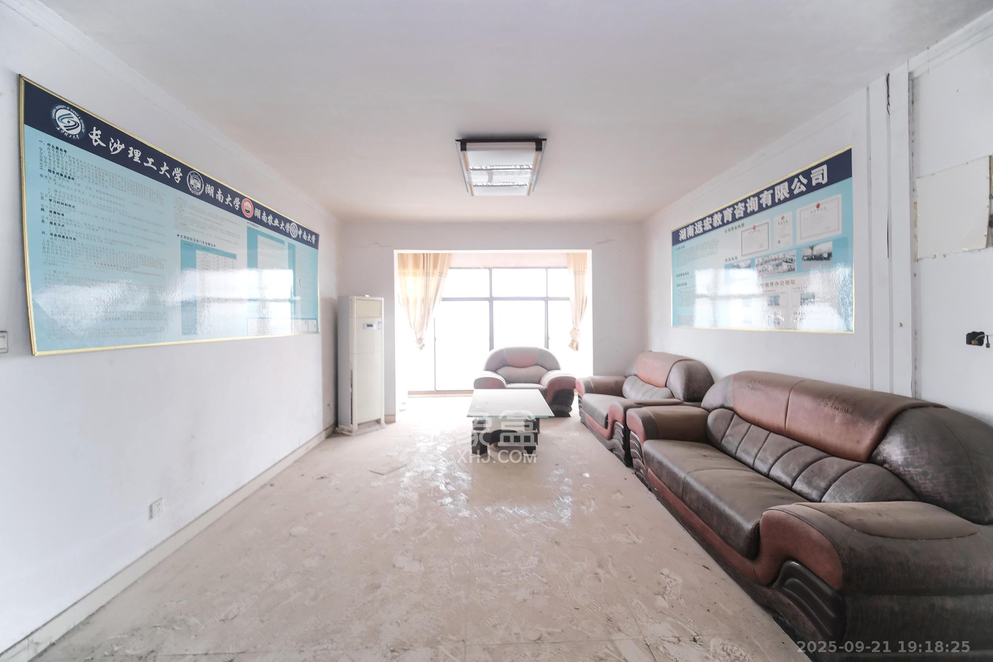 蟠龙欣苑 4室2厅2卫 61.0万 蟠龙欣苑 4室2厅2卫 61.0万客厅