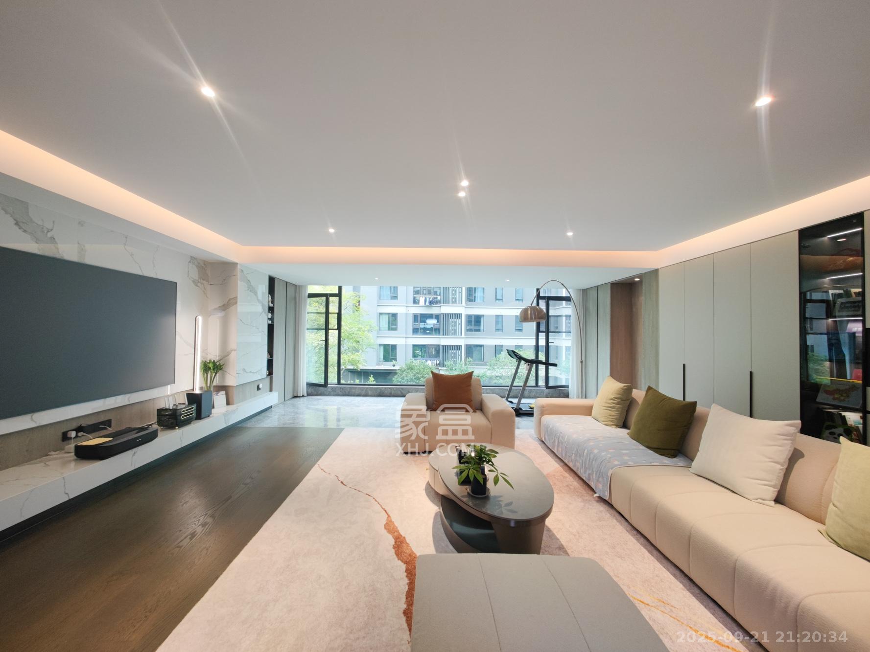 印湘山  4室2厅2卫    318.0万客厅