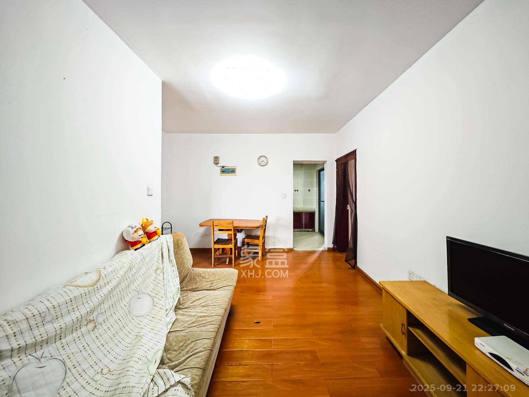 极目楚天 4室2厅2卫 88.0万 极目楚天 4室2厅2卫 88.0万客厅