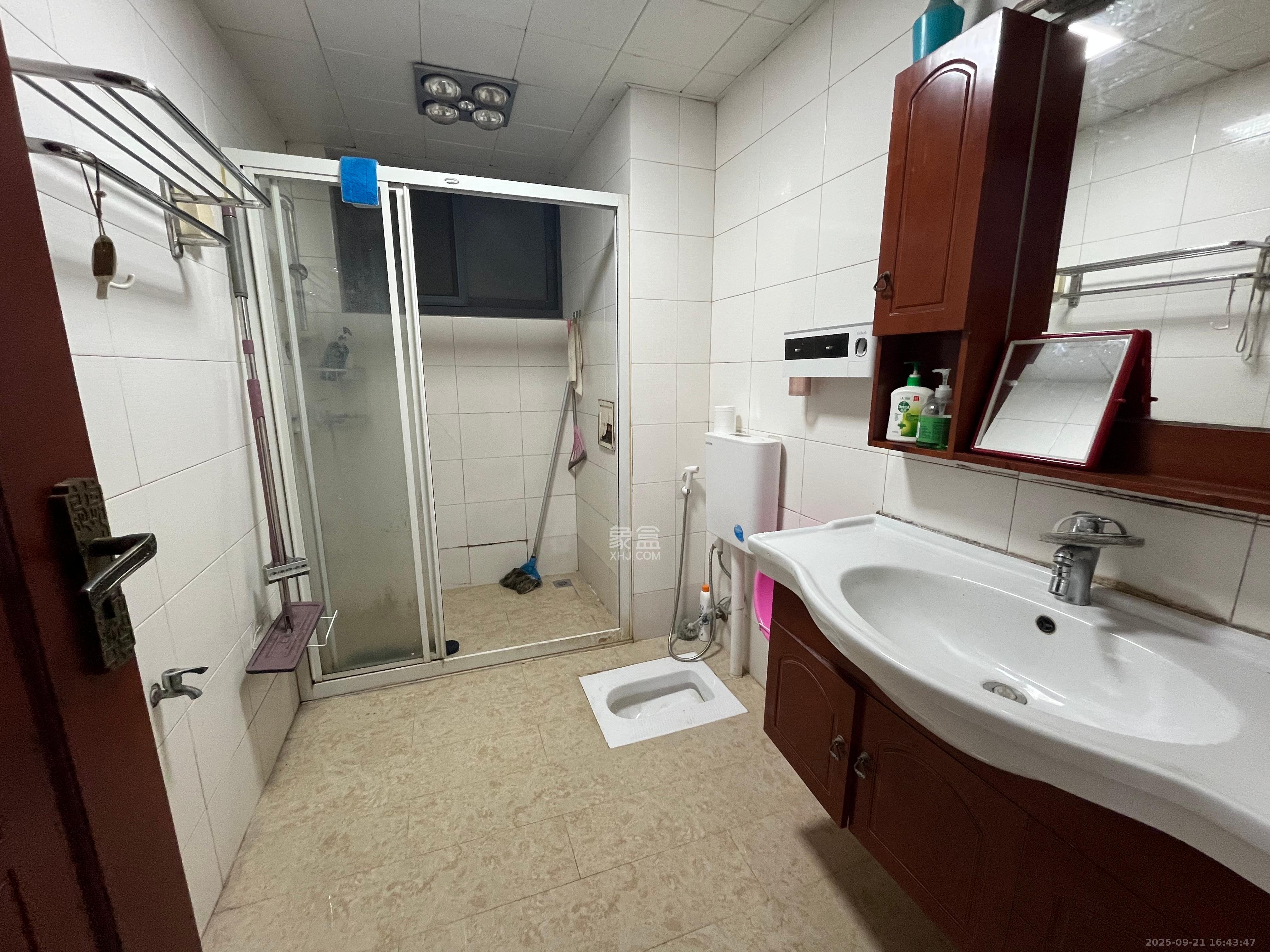 阳光100一期、四五期 3室2厅2卫 3200.0元/月 阳光100一期、四五期 3室2厅2卫 3200.0元/月室内图