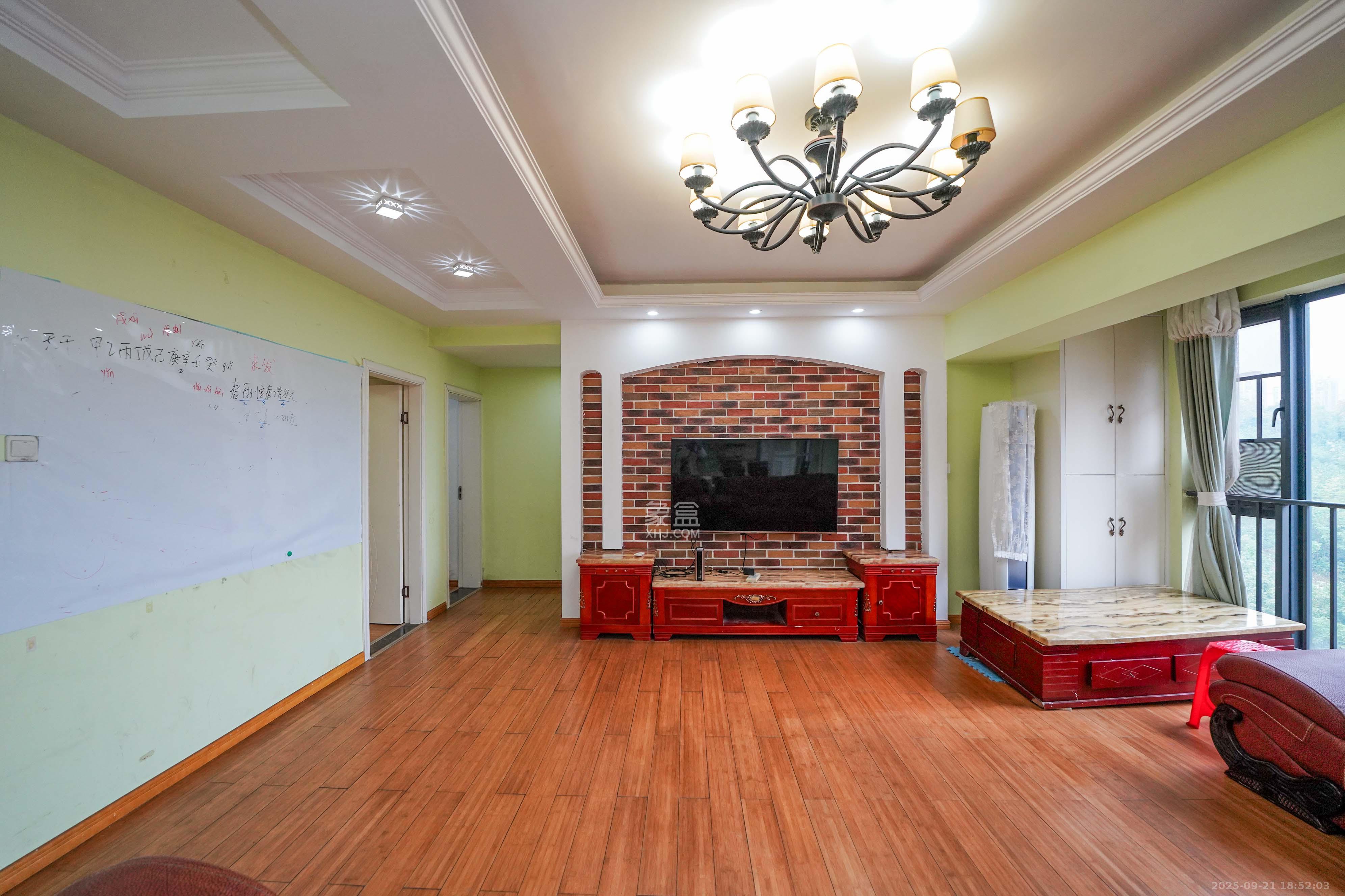 怡海星城  3室2厅2卫    69.0万 怡海星城  3室2厅2卫    69.0万客厅