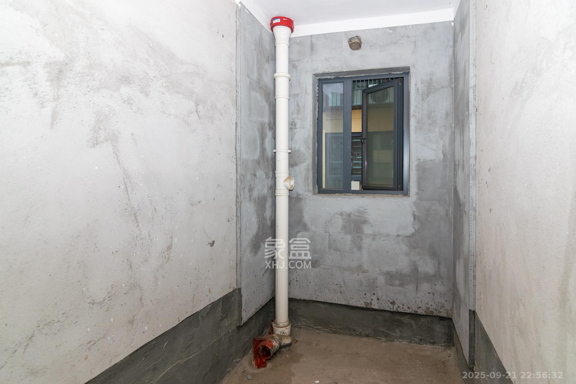 荣盛岳麓峰景  3室2厅2卫    56.0万卫生间