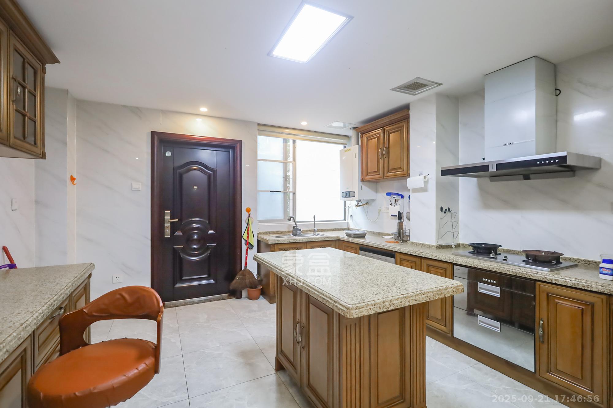 世茂铂翠湾二期 4室2厅2卫 248.0万 世茂铂翠湾二期 4室2厅2卫 248.0万厨房