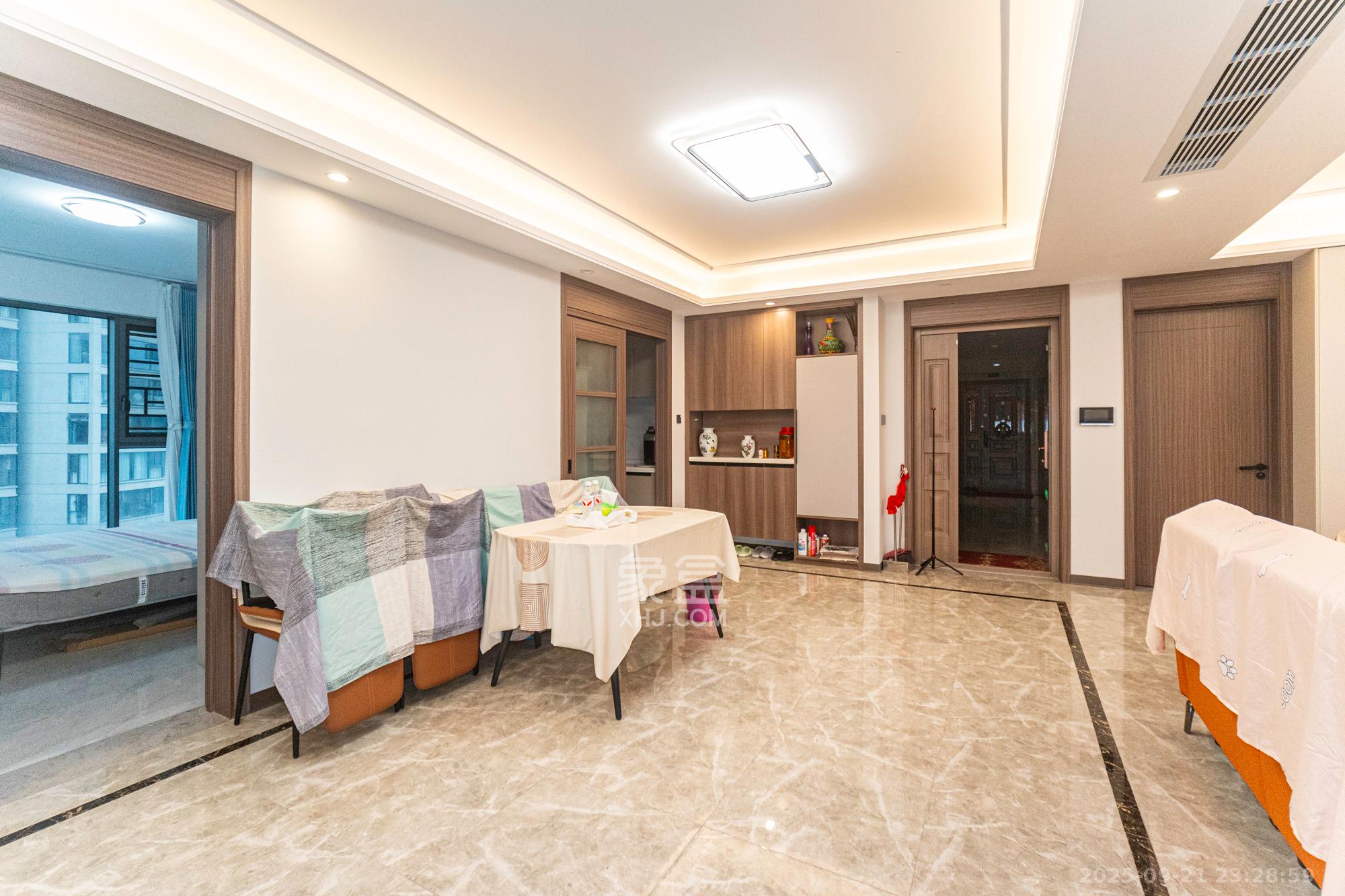 绿地V岛 4室2厅2卫 235.0万 绿地V岛 4室2厅2卫 235.0万客厅