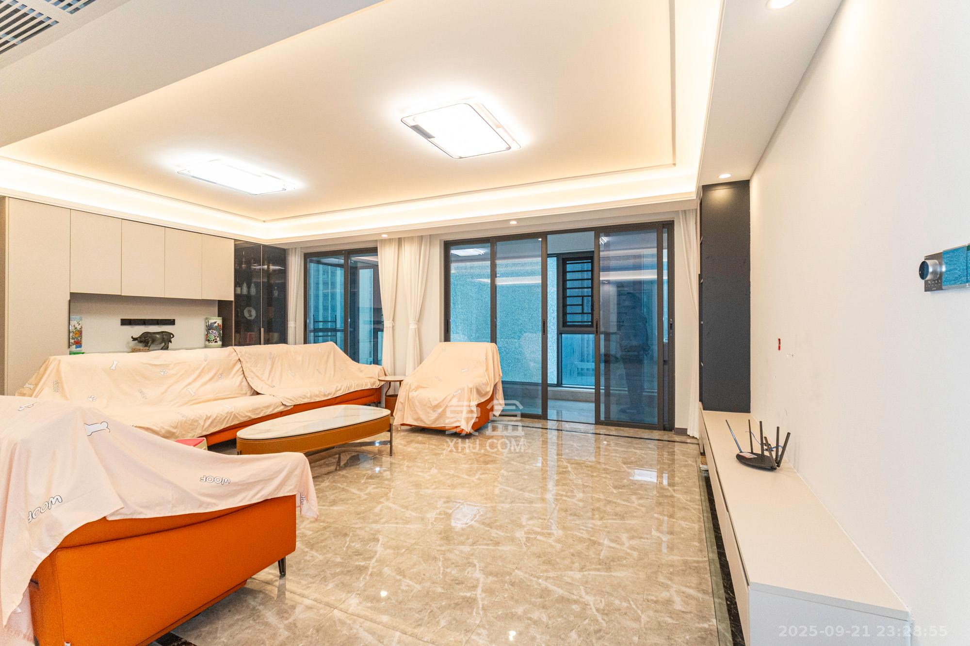 绿地V岛 4室2厅2卫 235.0万 绿地V岛 4室2厅2卫 235.0万客厅