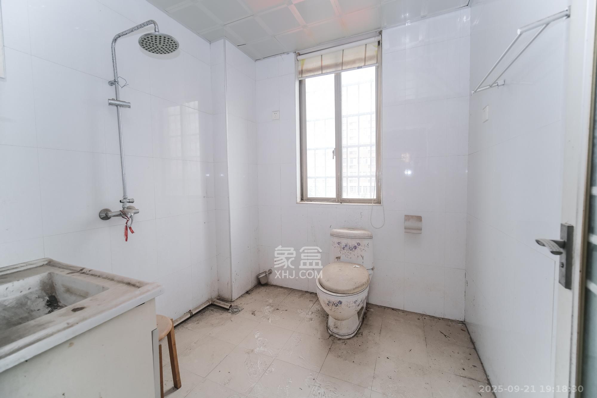 蟠龙欣苑  4室2厅2卫    61.0万卫生间