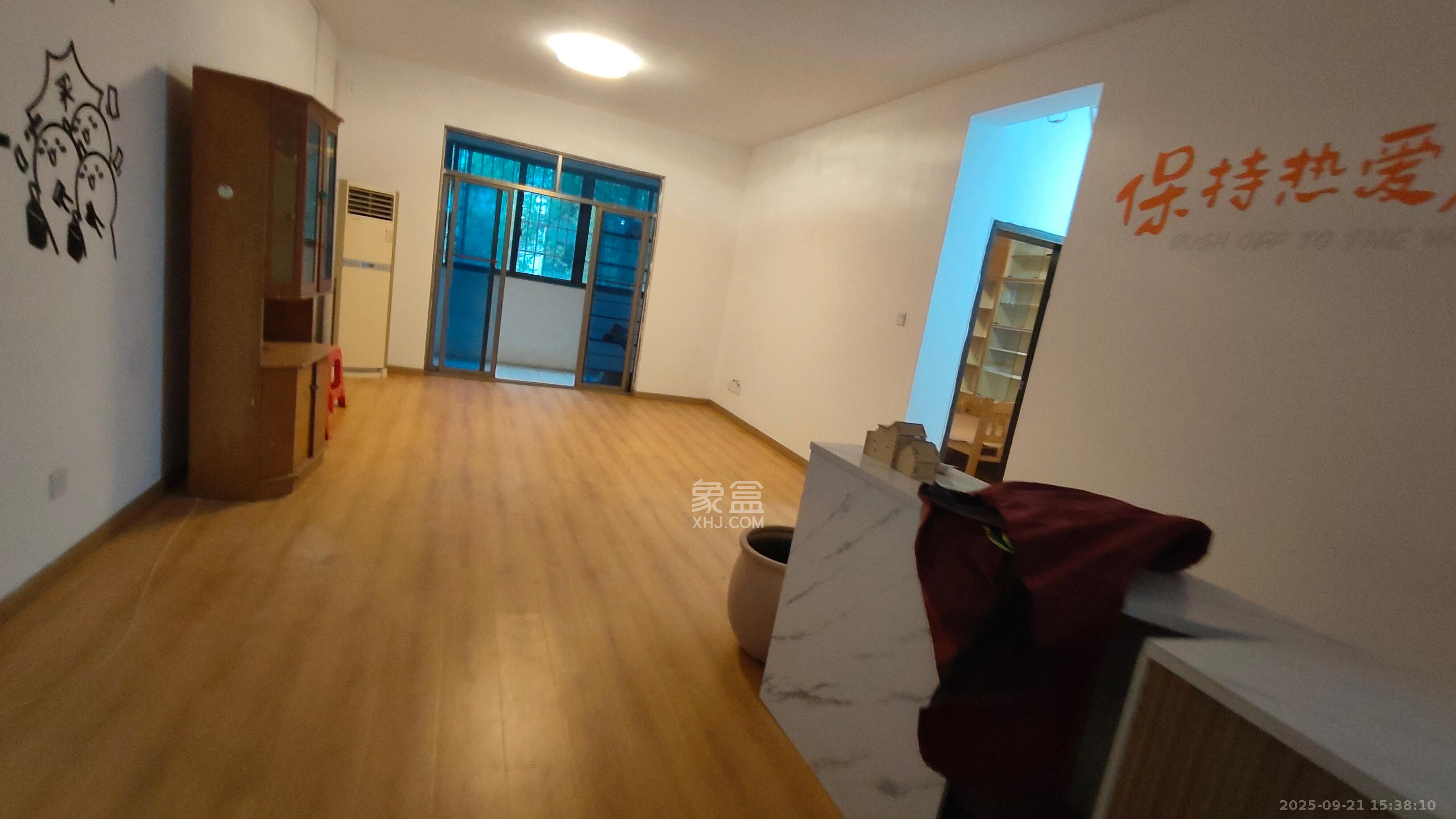 科教新村  4室2厅1卫    3000.0元/月室内图