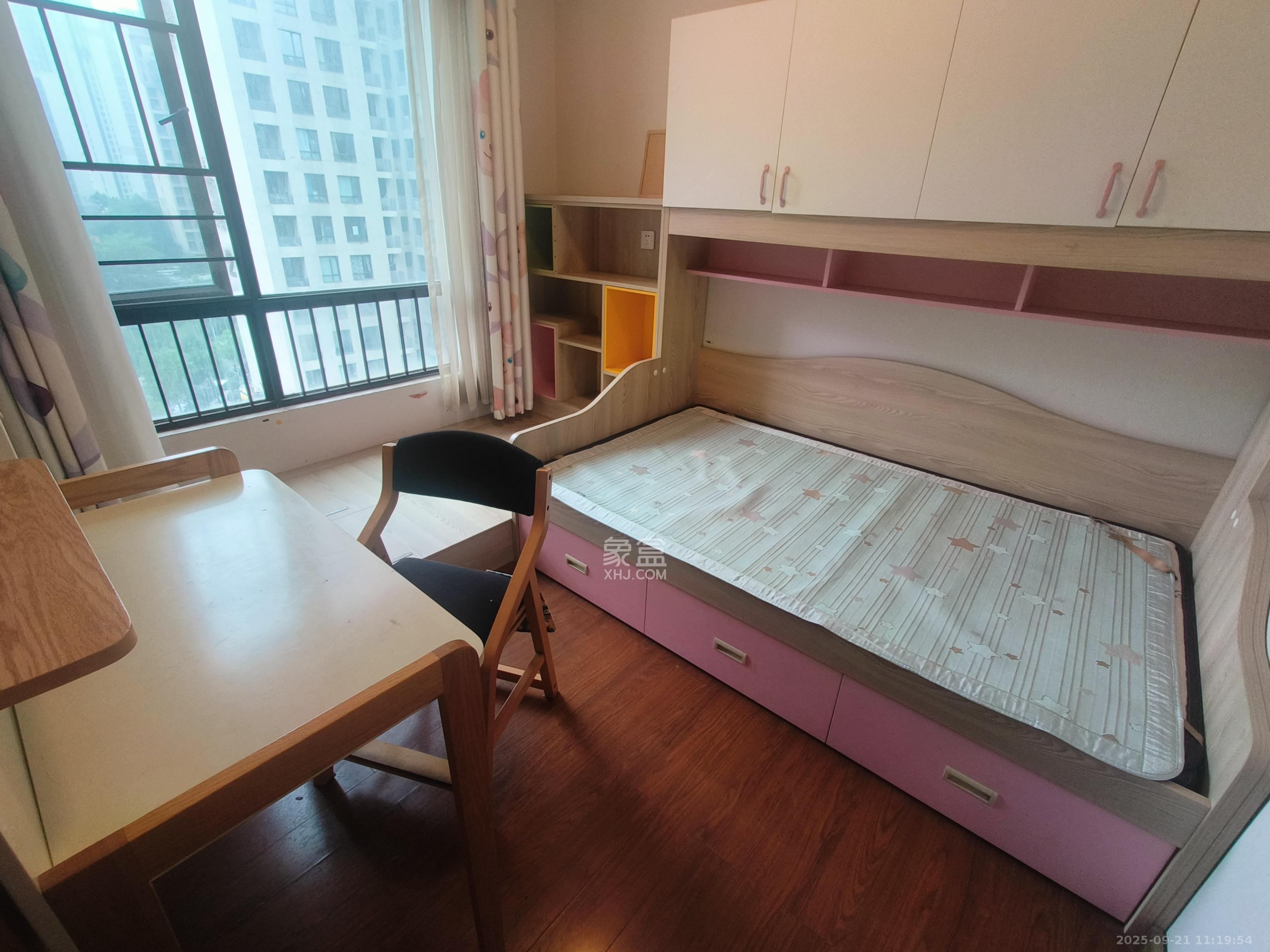 万科城 3室2厅1卫 2400.0元/月 万科城 3室2厅1卫 2400.0元/月室内图