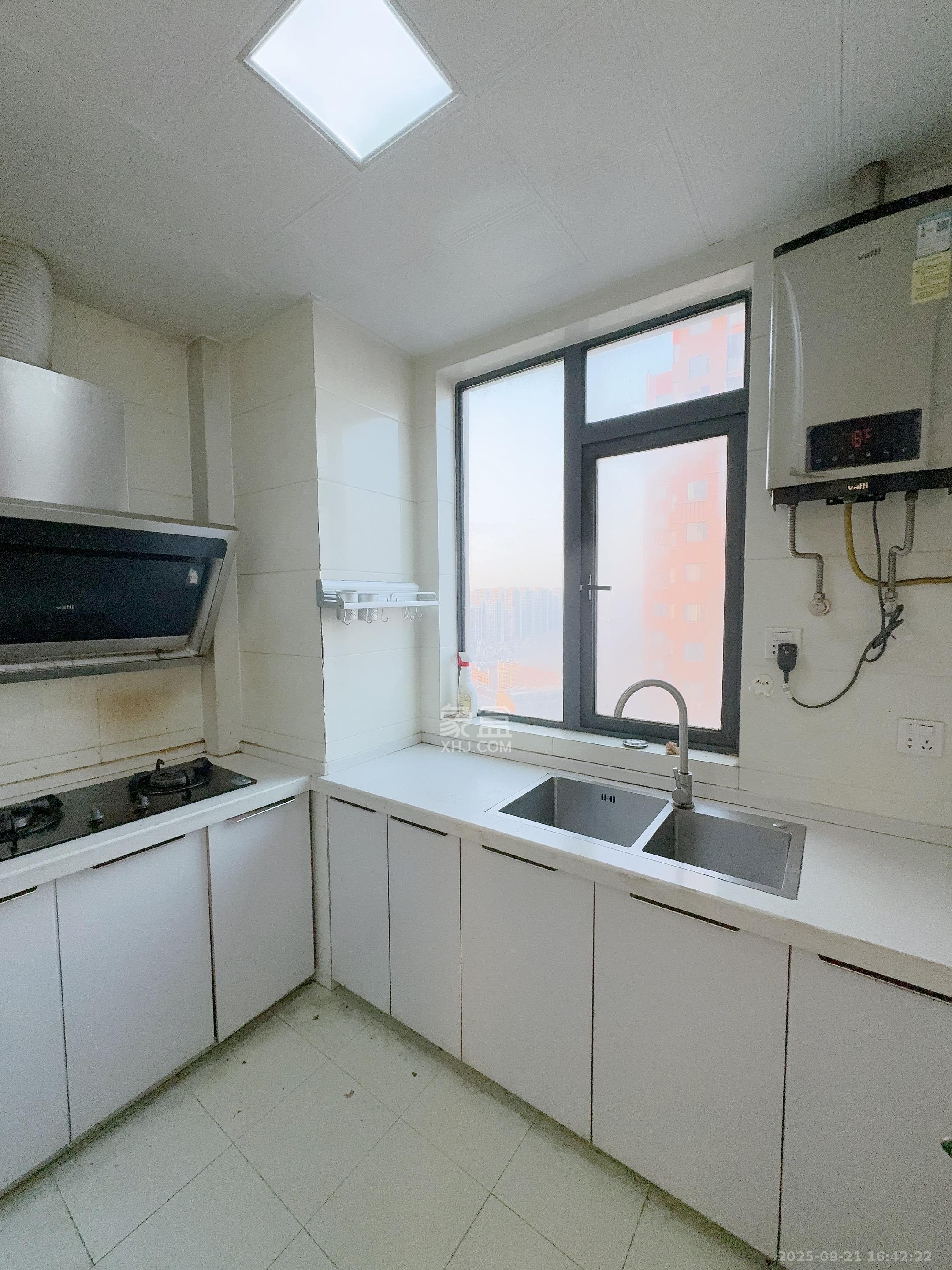 月亮湾草莓街区一、二期 4室2厅1卫 2100.0元/月 月亮湾草莓街区一、二期 4室2厅1卫 2100.0元/月室内图