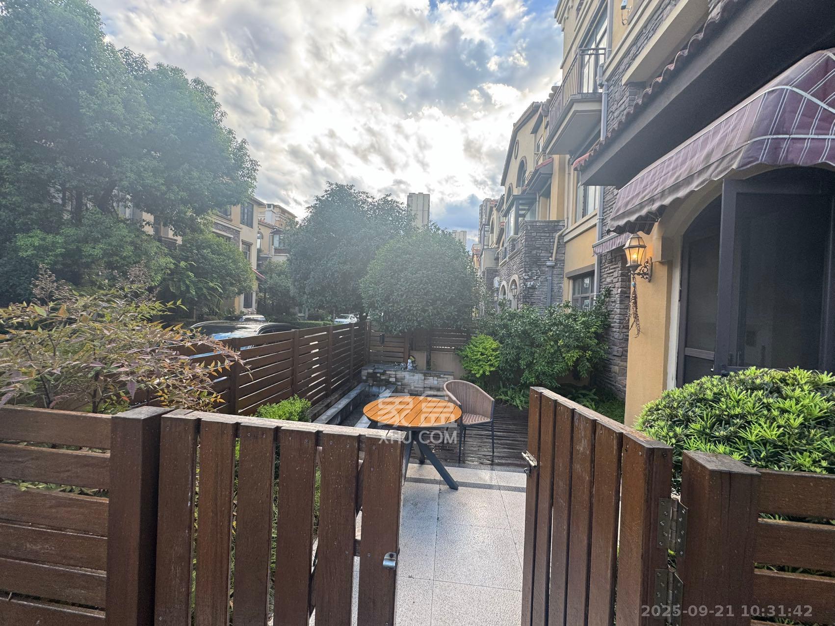 金地三千府(金地湖山樾、金地自在城) 6室3厅3卫 8800.0元/月 金地三千府(金地湖山樾、金地自在城) 6室3厅3卫 8800.0元/月室内图