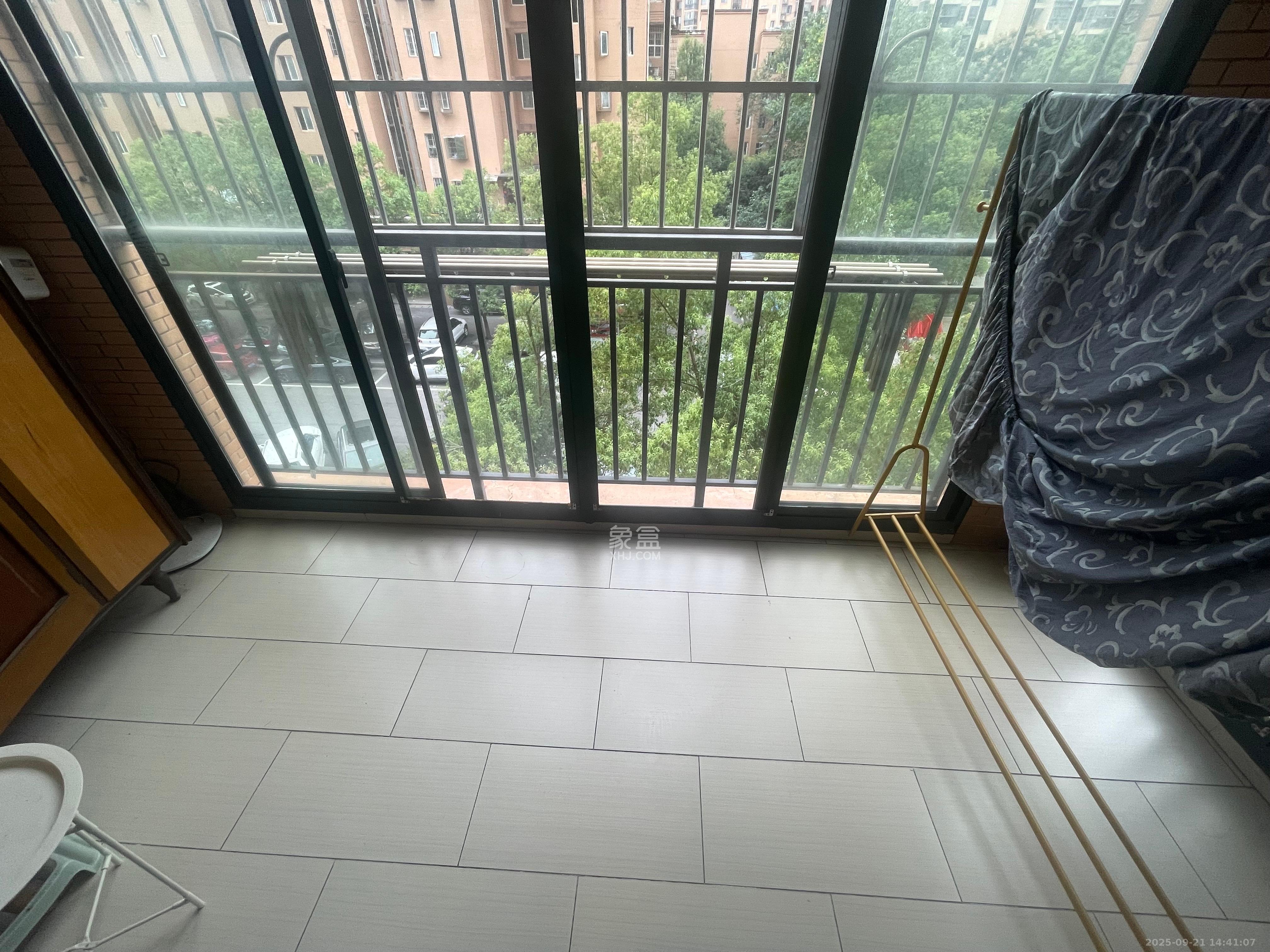 诚兴园  3室2厅2卫    2400.0元/月室内图