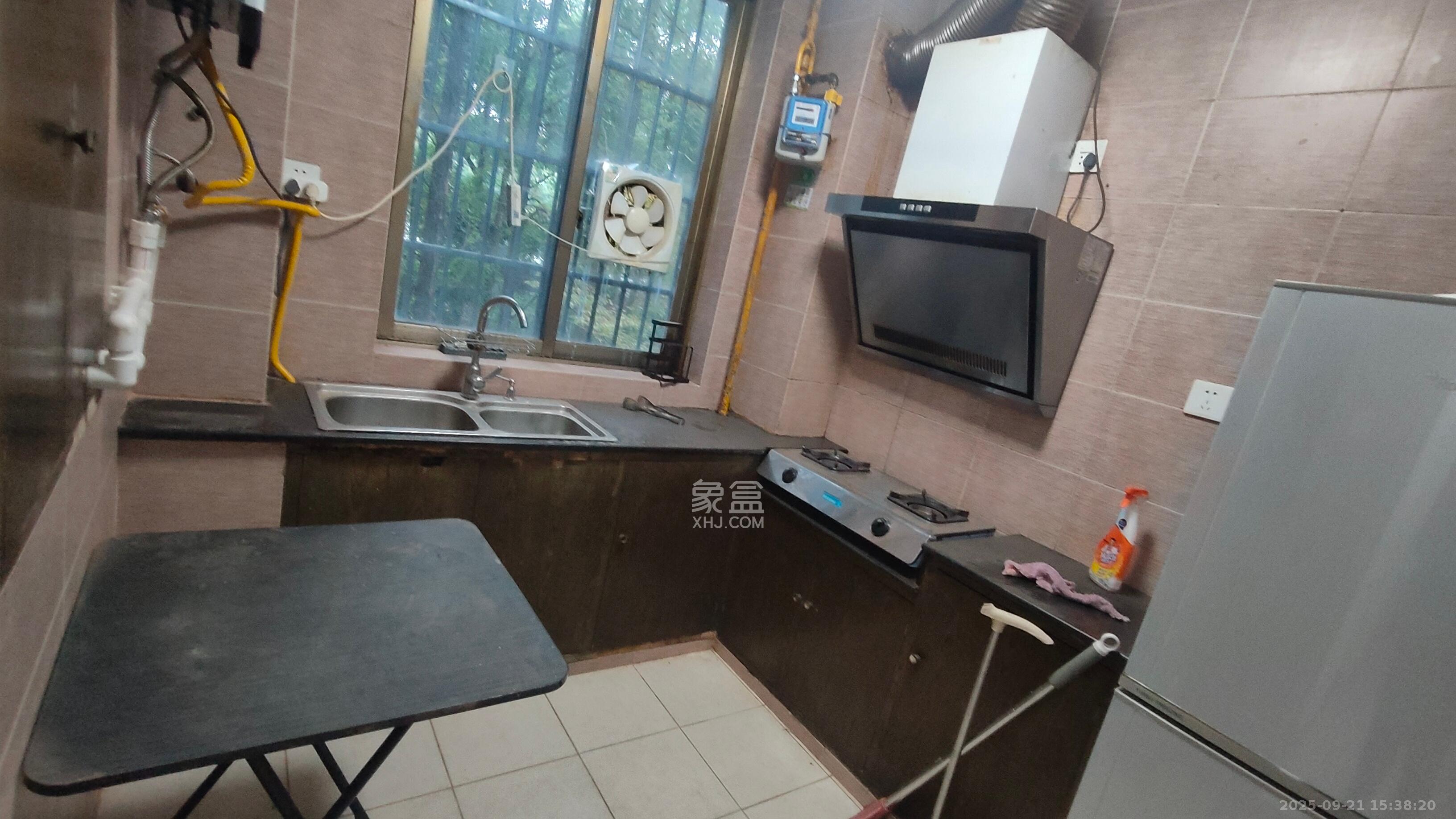 科教新村  4室2厅1卫    3000.0元/月室内图