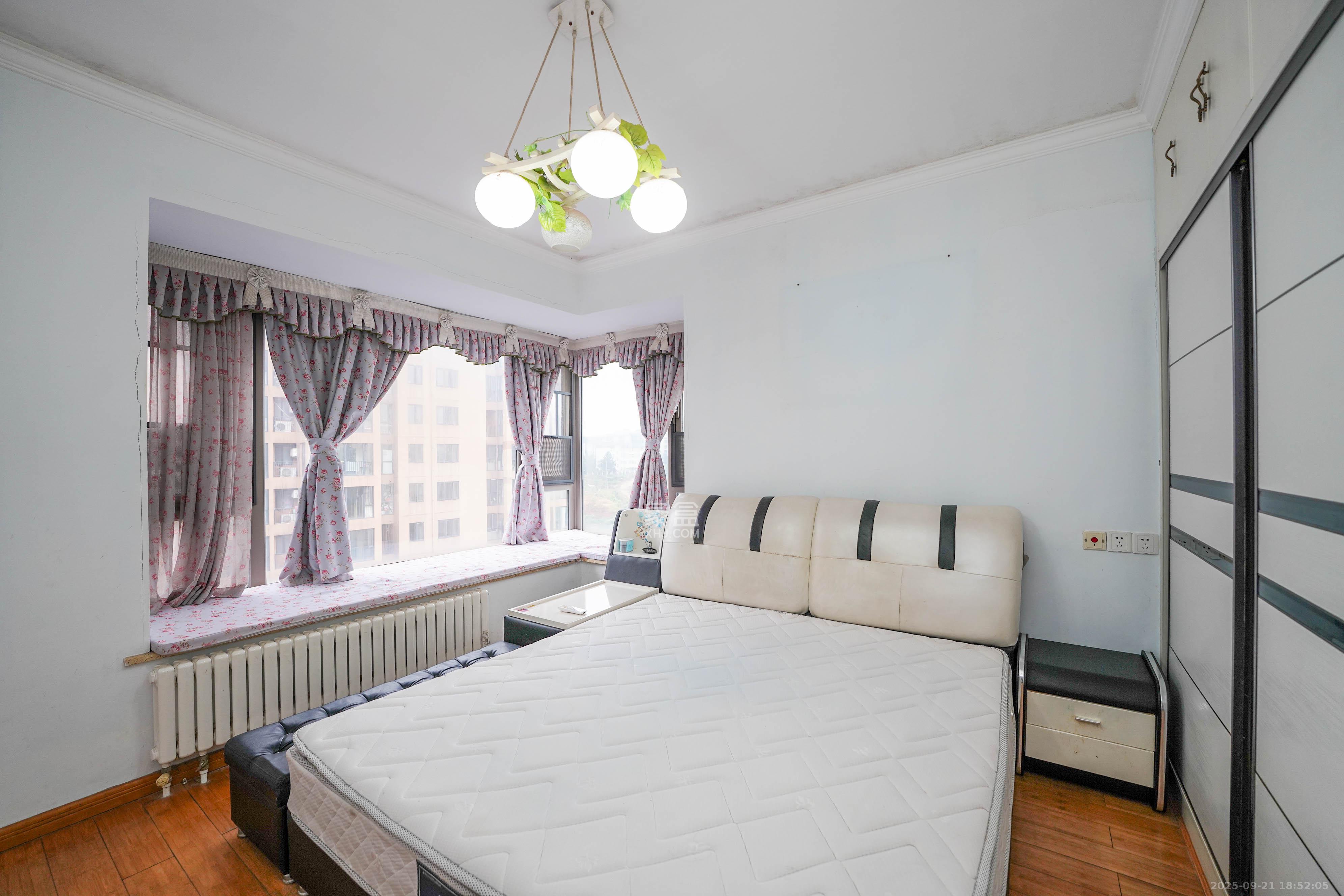 怡海星城  3室2厅2卫    69.0万 怡海星城  3室2厅2卫    69.0万卧室