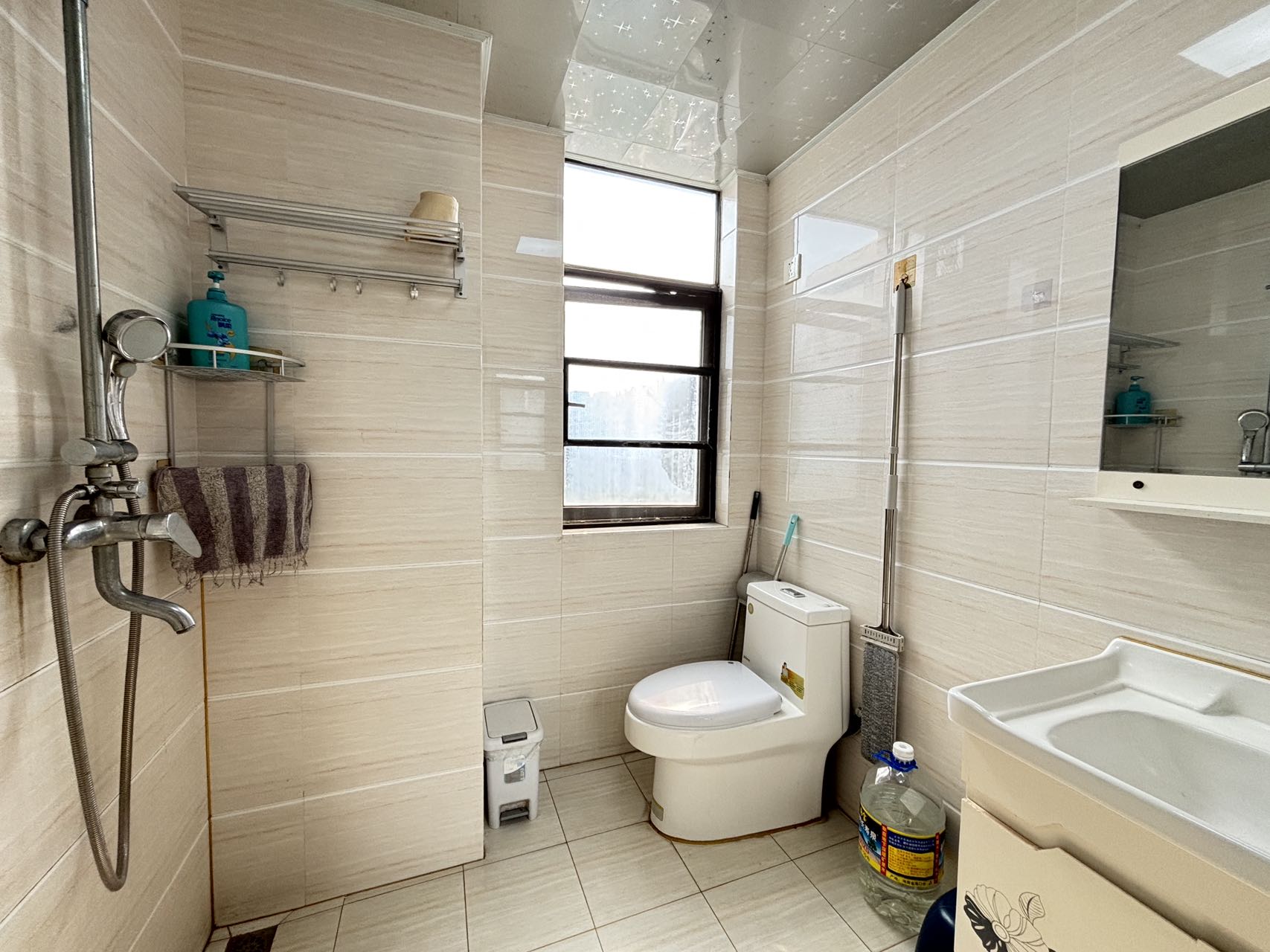 伊泰天骄一期  2室2厅1卫    2000.0元/月 伊泰天骄一期  2室2厅1卫    2000.0元/月室内图