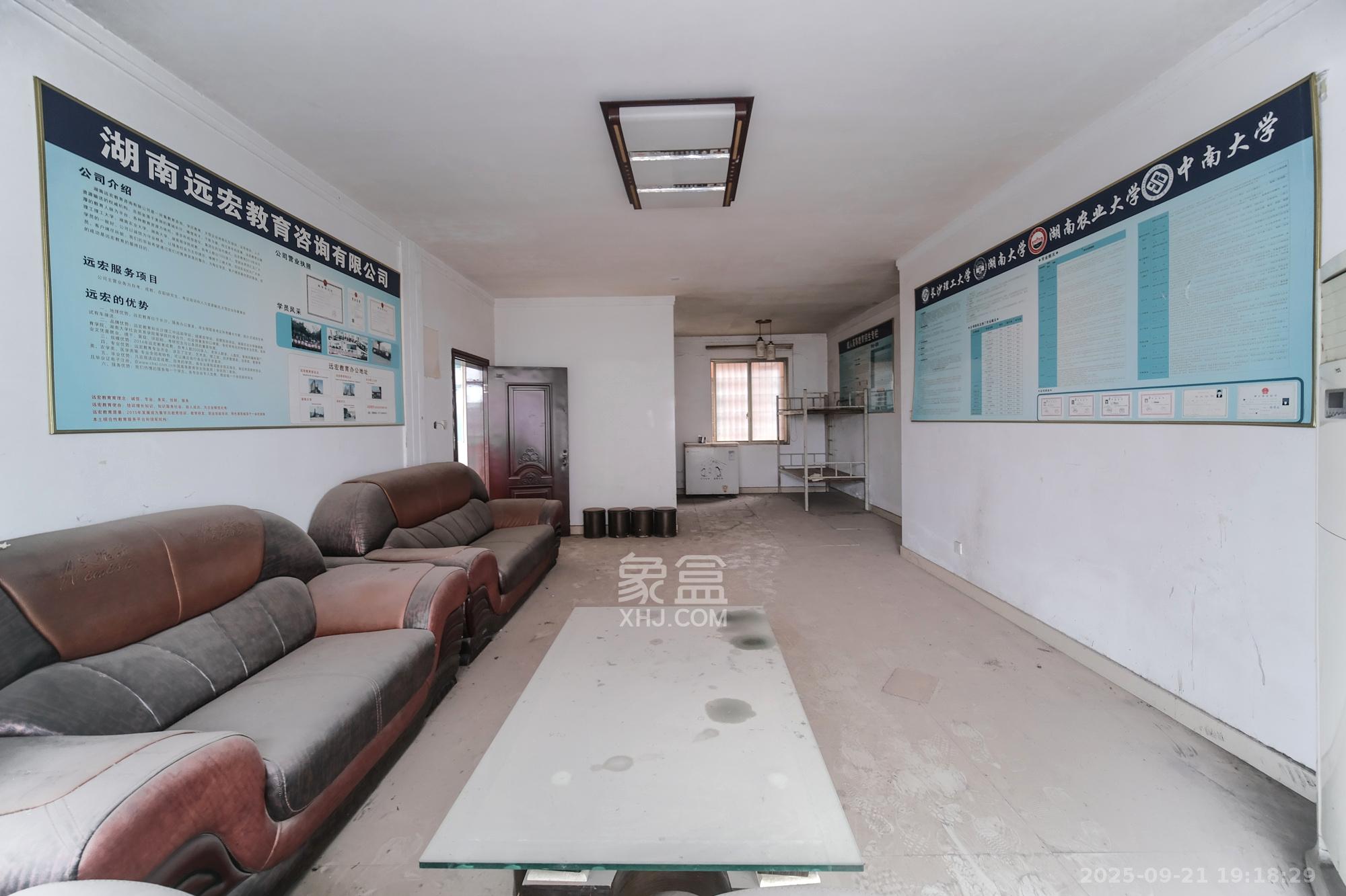 蟠龙欣苑  4室2厅2卫    61.0万客厅