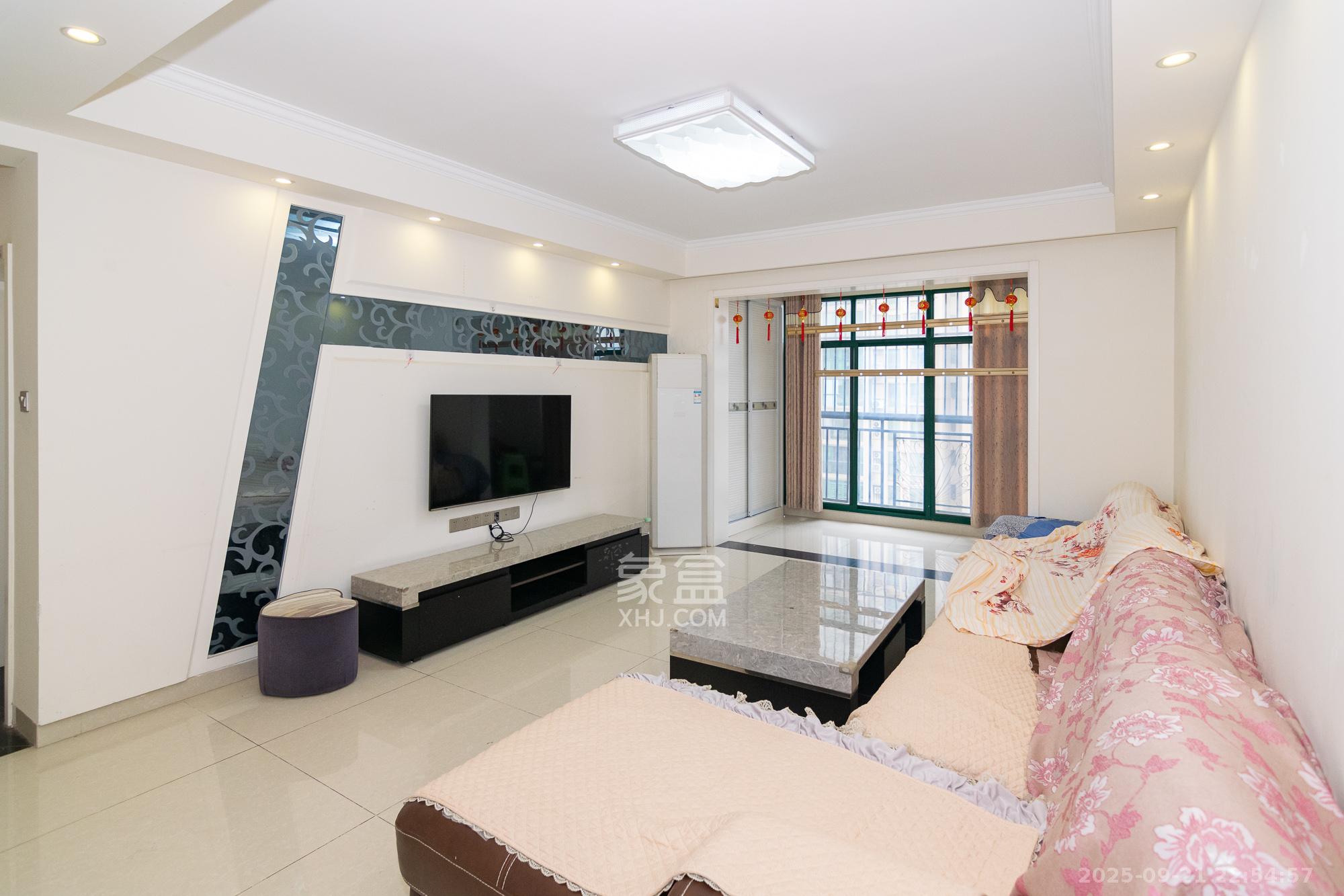 富基世纪公园 4室2厅2卫 92.0万 富基世纪公园 4室2厅2卫 92.0万客厅