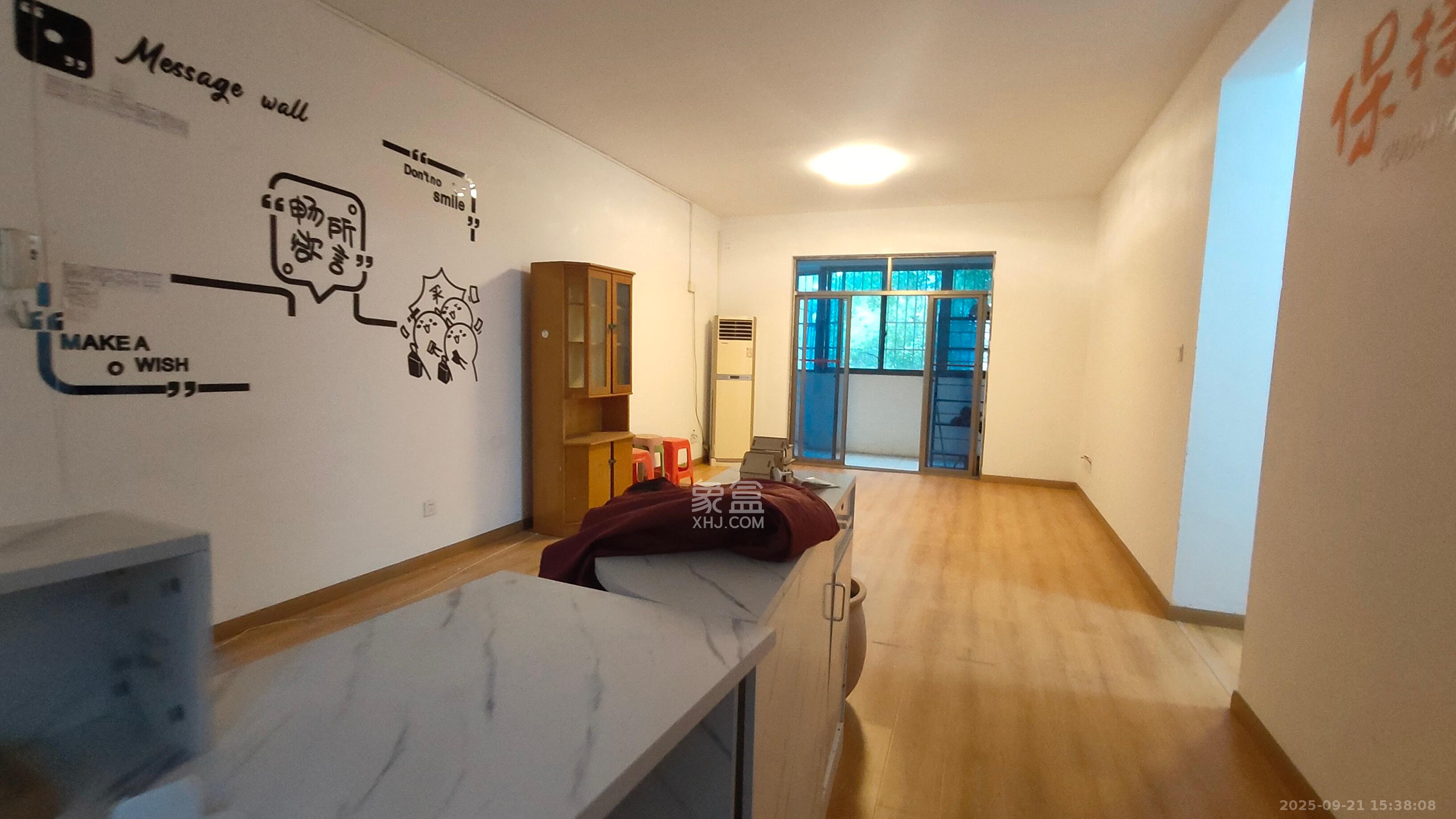 科教新村  4室2厅1卫    3000.0元/月室内图