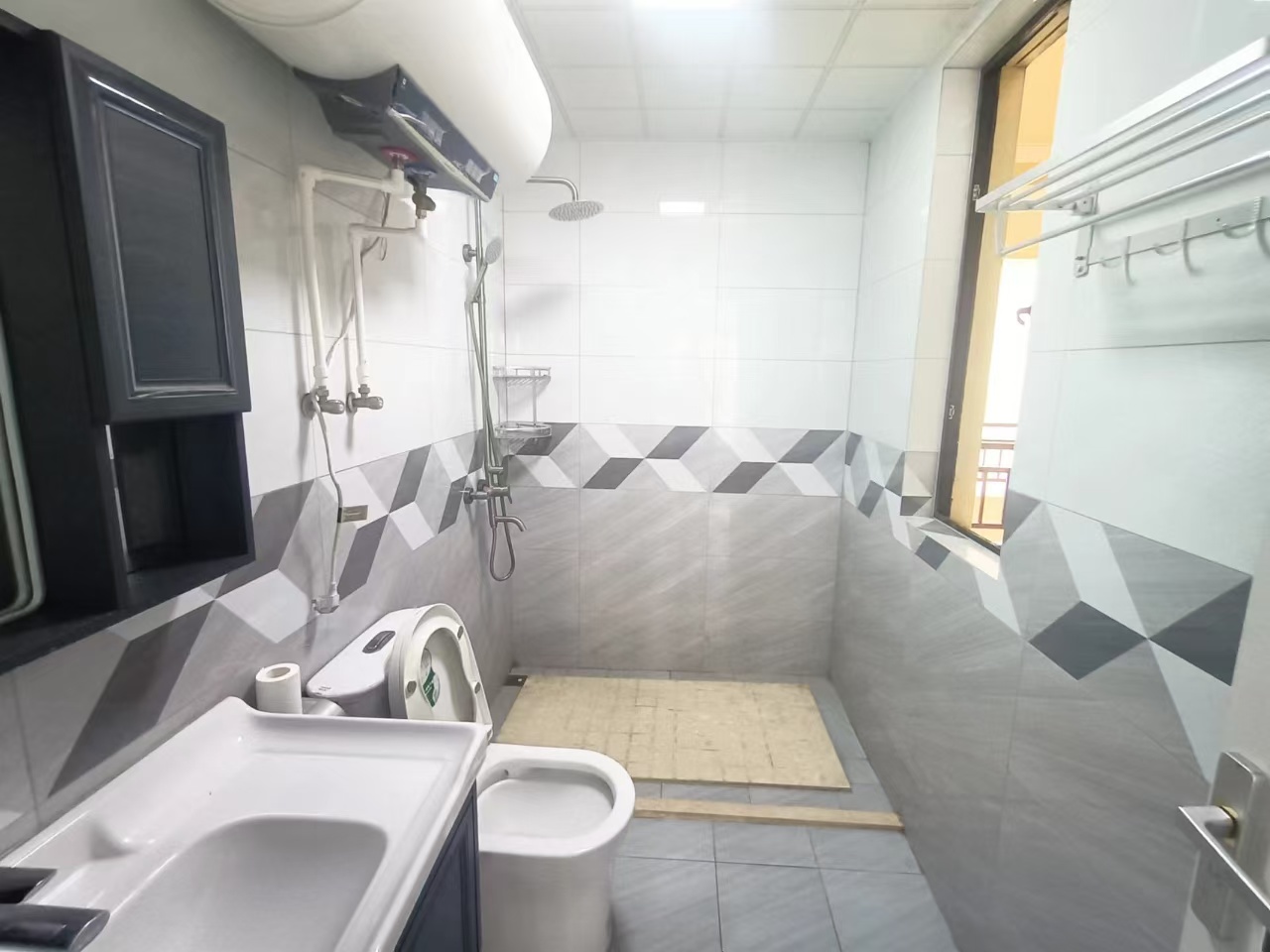 绿地城逸园 3室2厅2卫 2500.0元/月 绿地城逸园 3室2厅2卫 2500.0元/月室内图