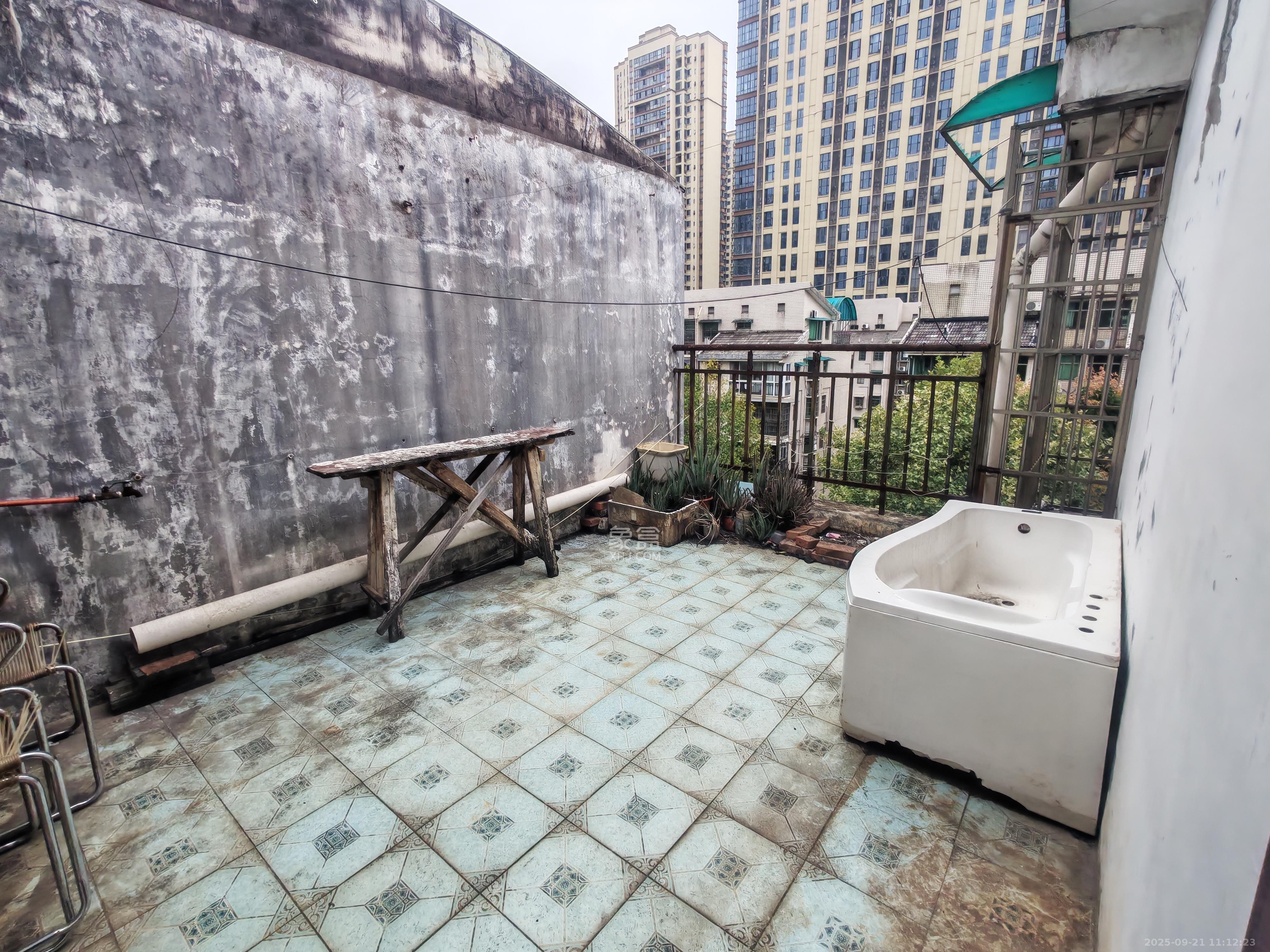 锦源小区  4室2厅2卫    1700.0元/月室内图