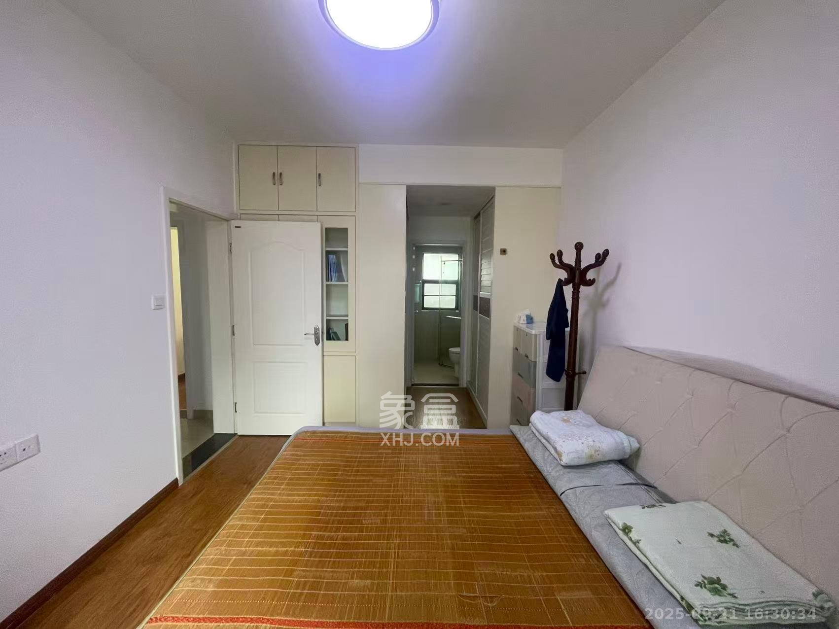 秀峰景园(领秀峰) 1室2厅1卫 2350.0元/月 秀峰景园(领秀峰) 1室2厅1卫 2350.0元/月室内图