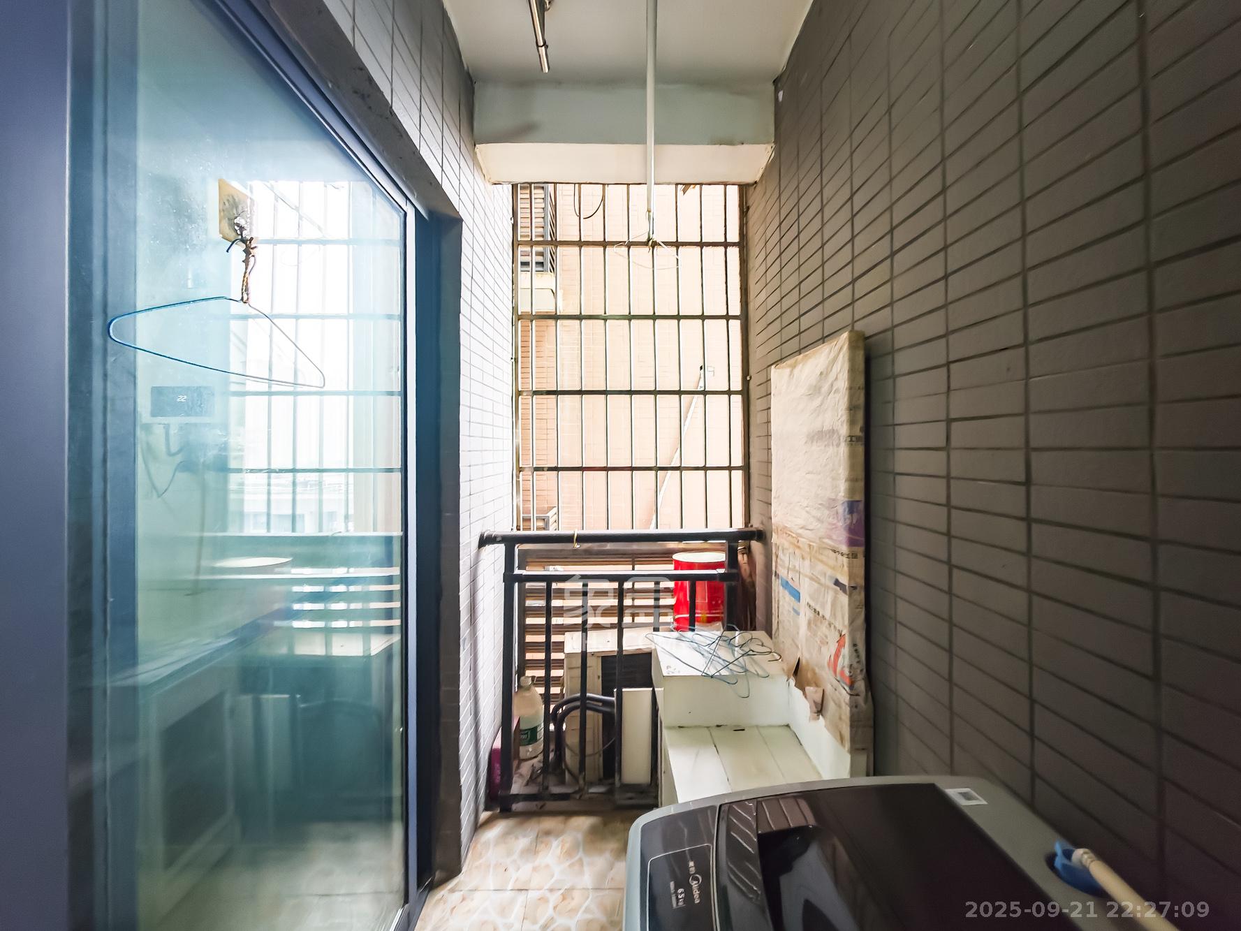 极目楚天 4室2厅2卫 88.0万 极目楚天 4室2厅2卫 88.0万阳台