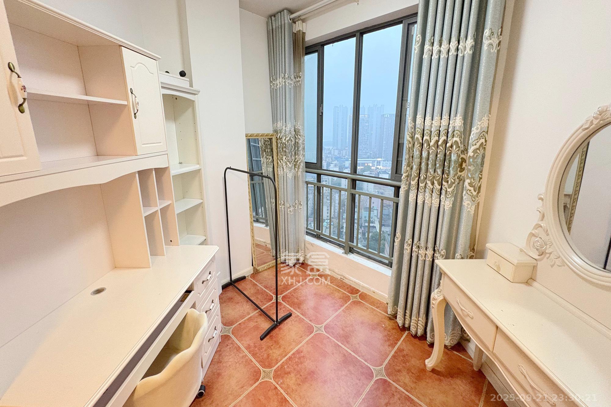 少帅府  1室1厅1卫    56.0万 少帅府  1室1厅1卫    56.0万阳台