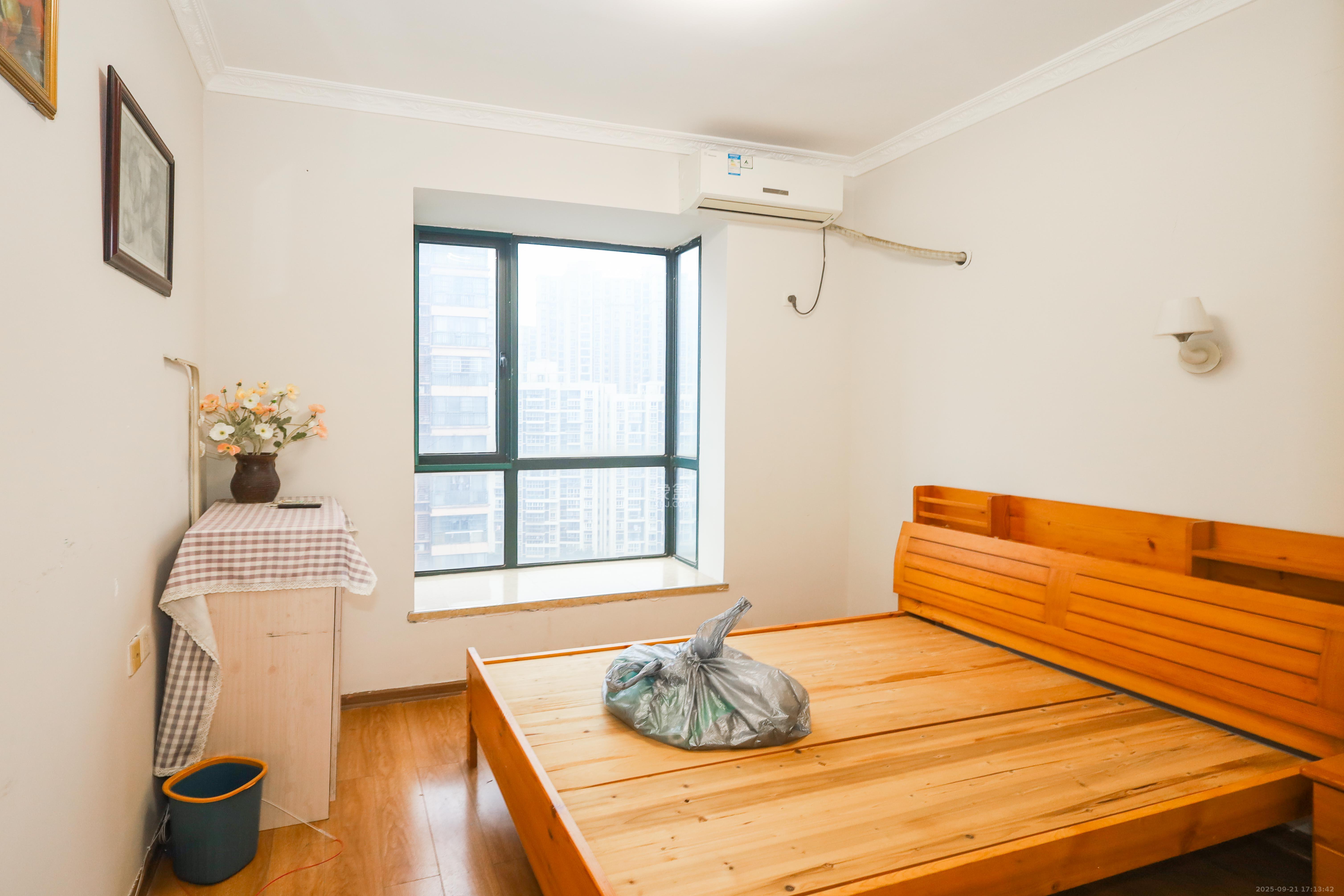 麓谷公馆(涉外国际公馆) 3室2厅2卫 95.0万 麓谷公馆(涉外国际公馆) 3室2厅2卫 95.0万卧室