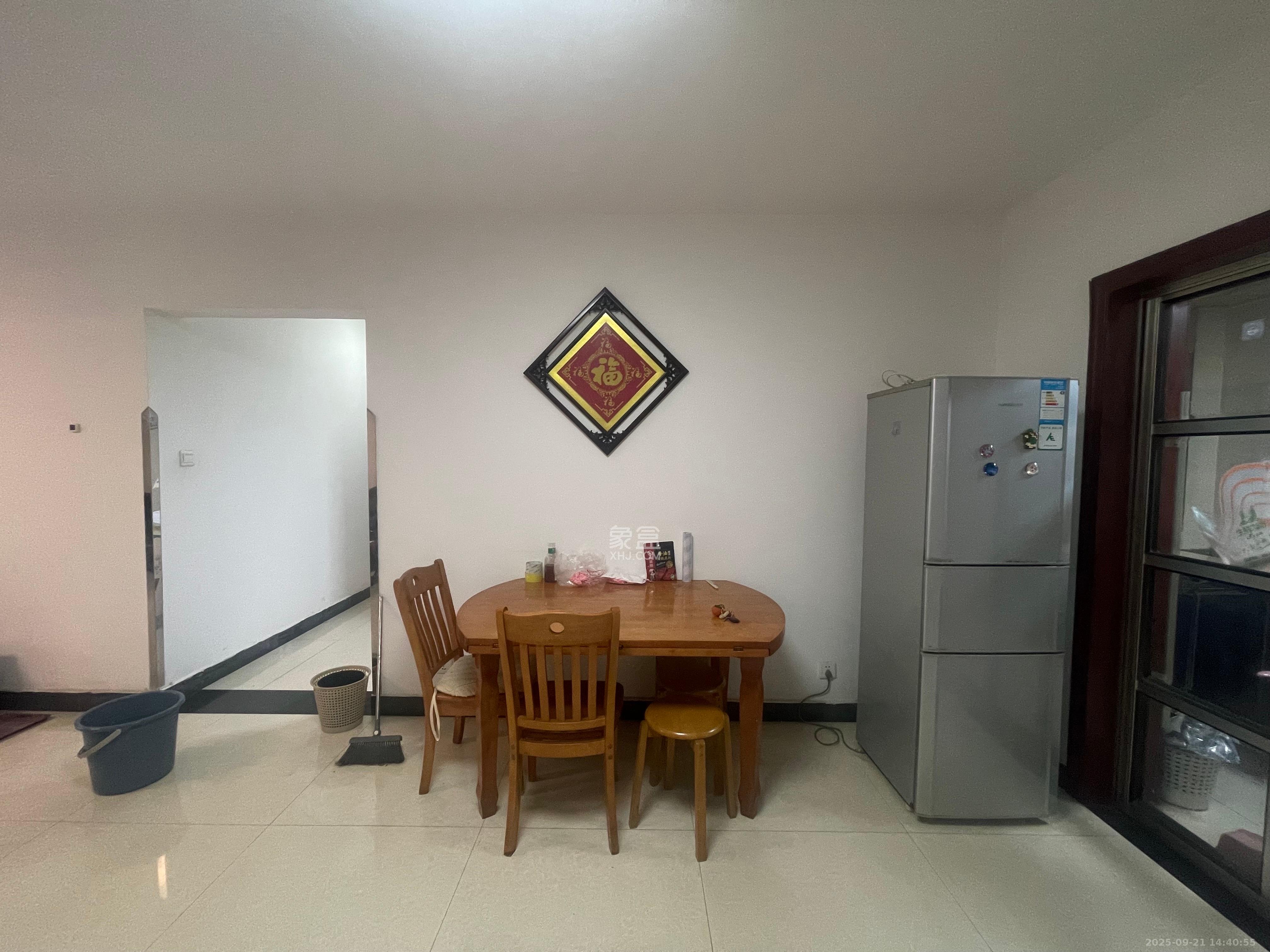 诚兴园  3室2厅2卫    2400.0元/月室内图