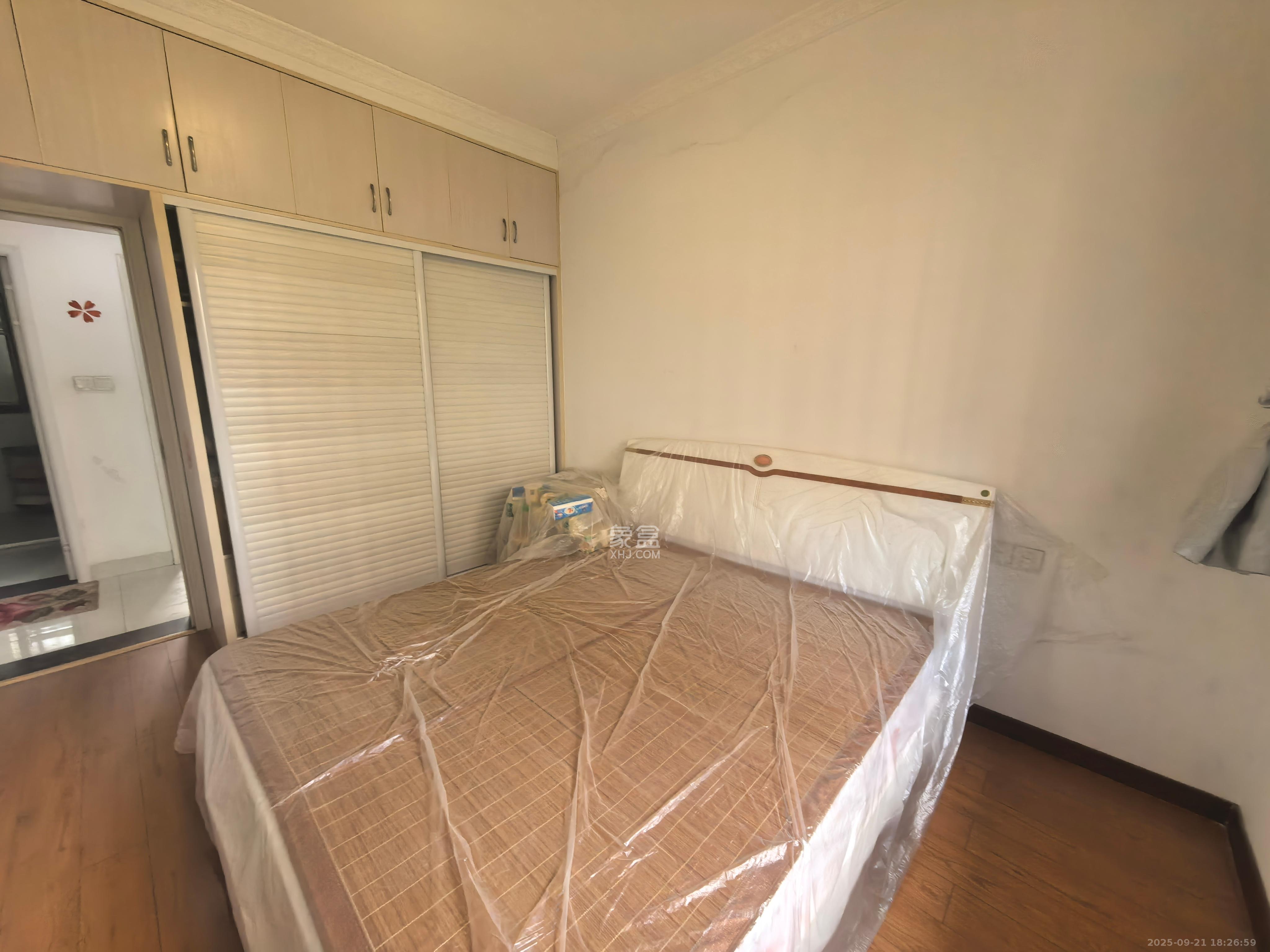 华雅花园  3室2厅2卫   59.80万客厅