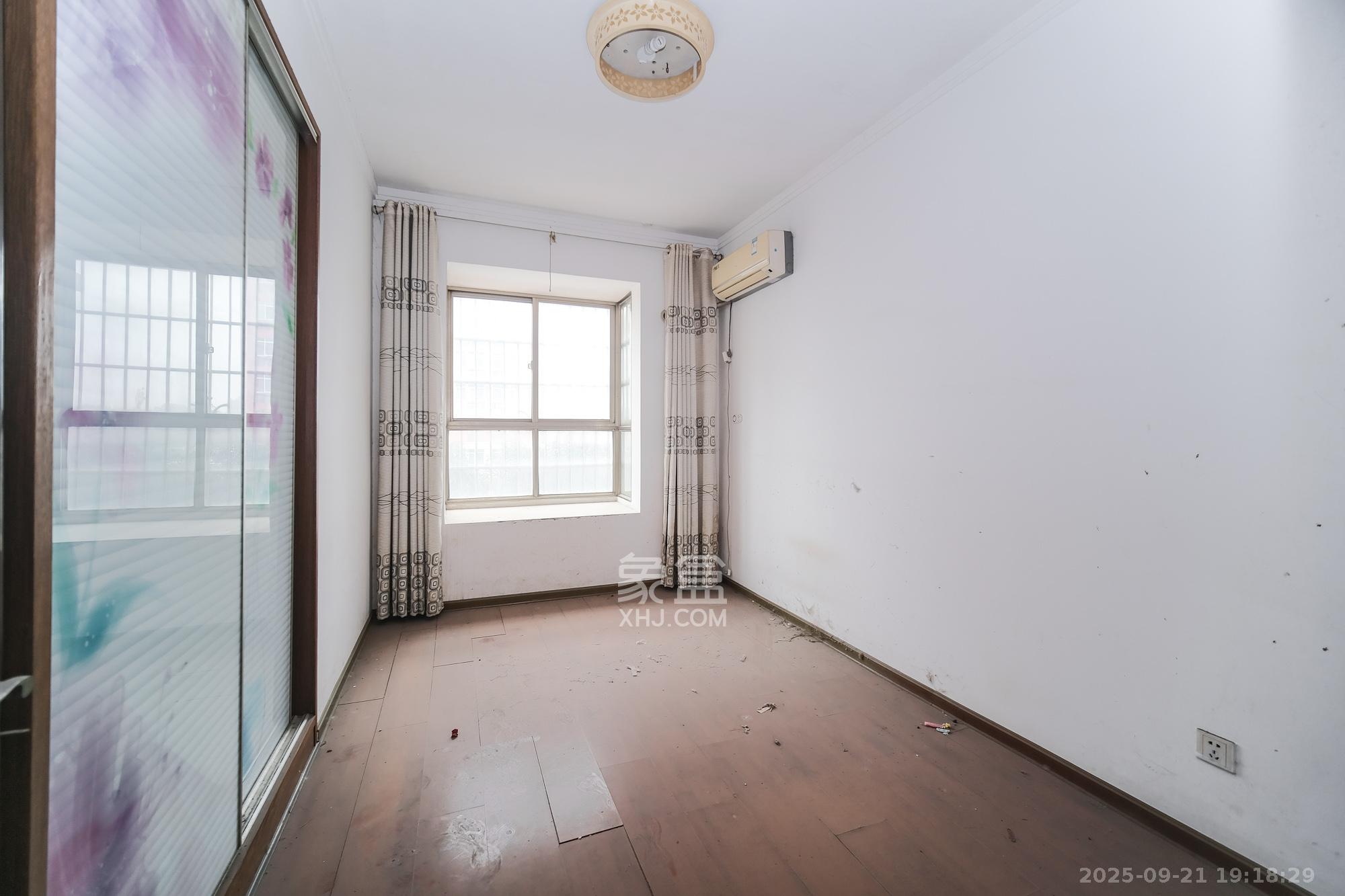 蟠龙欣苑 4室2厅2卫 61.0万 蟠龙欣苑 4室2厅2卫 61.0万卧室