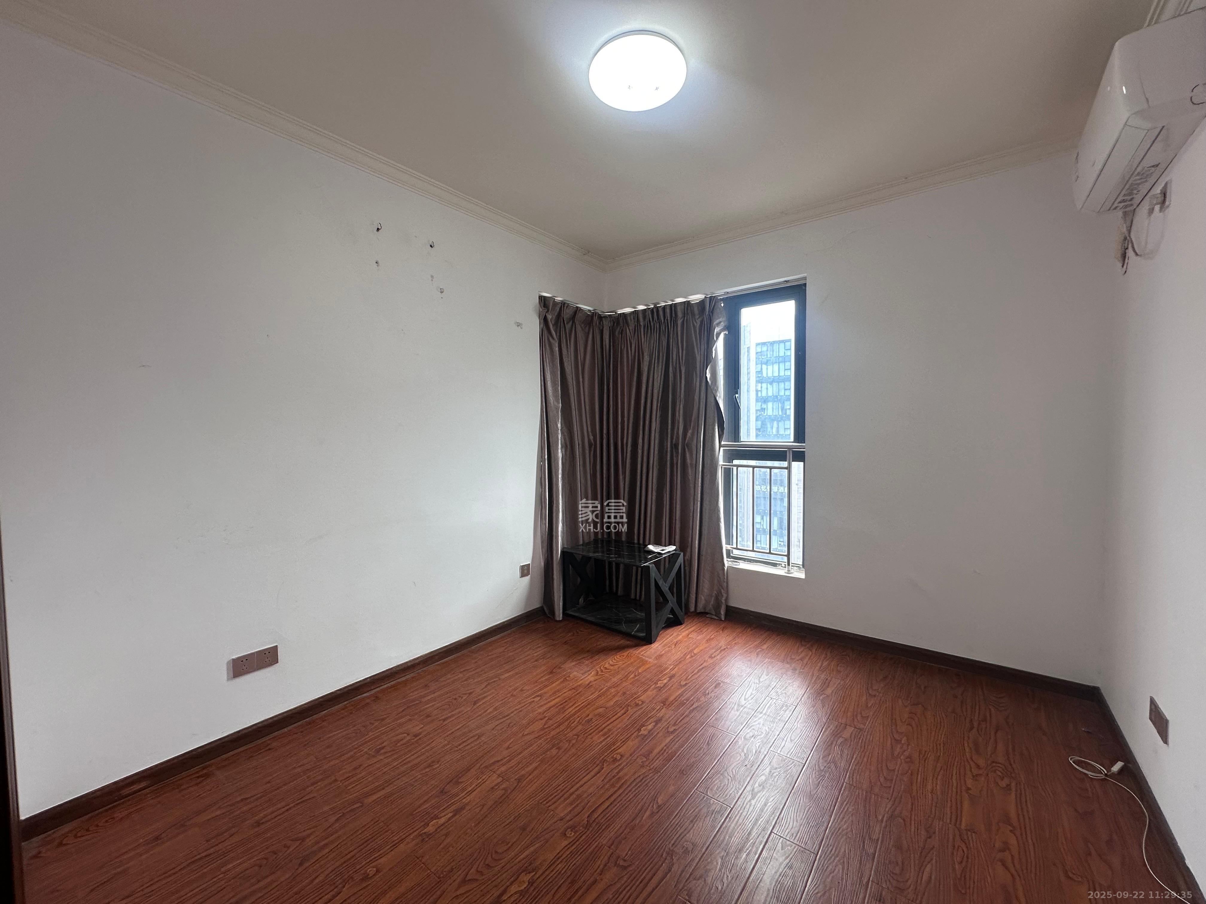 藏珑湖上国际花园 3室2厅2卫 4000.0元/月 藏珑湖上国际花园 3室2厅2卫 4000.0元/月室内图