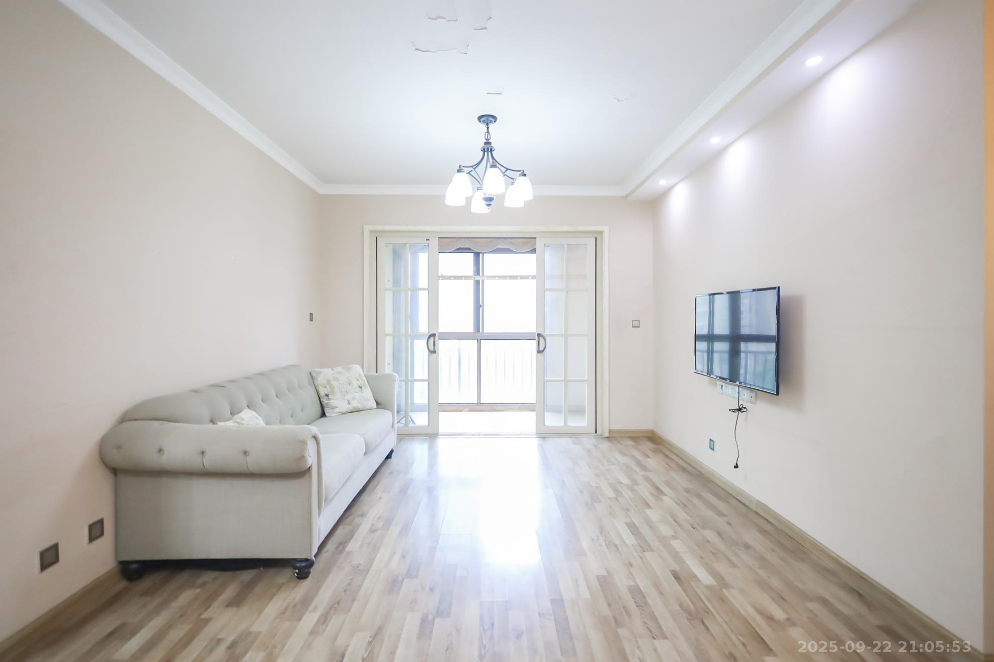 世茂铂翠湾一期  3室2厅1卫    135.0万 世茂铂翠湾一期  3室2厅1卫    135.0万