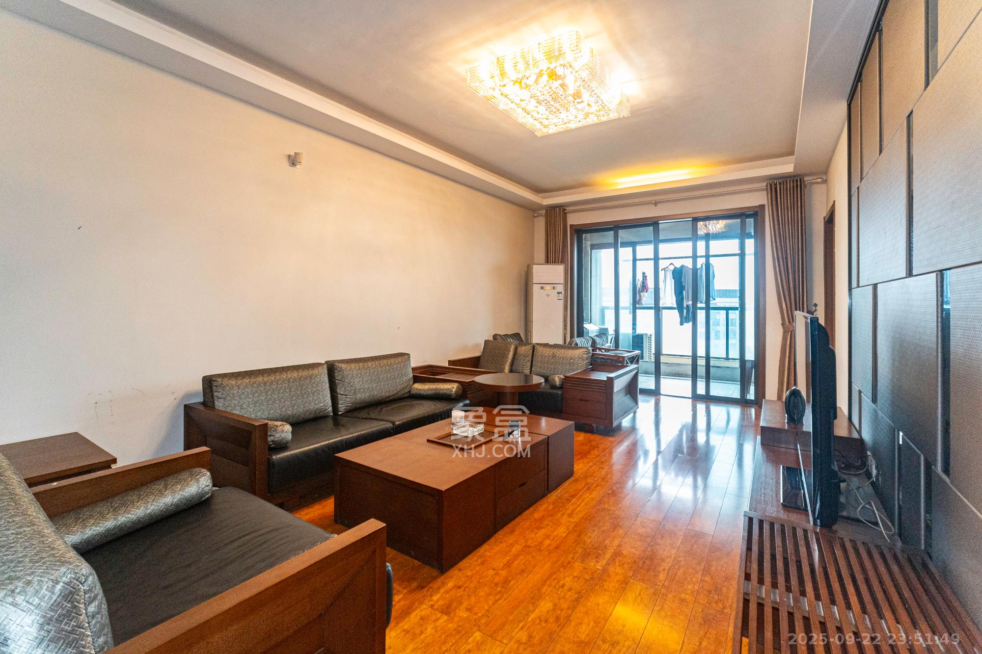 藏珑湖上国际花园  3室2厅2卫   138.00万 藏珑湖上国际花园  3室2厅2卫   138.00万