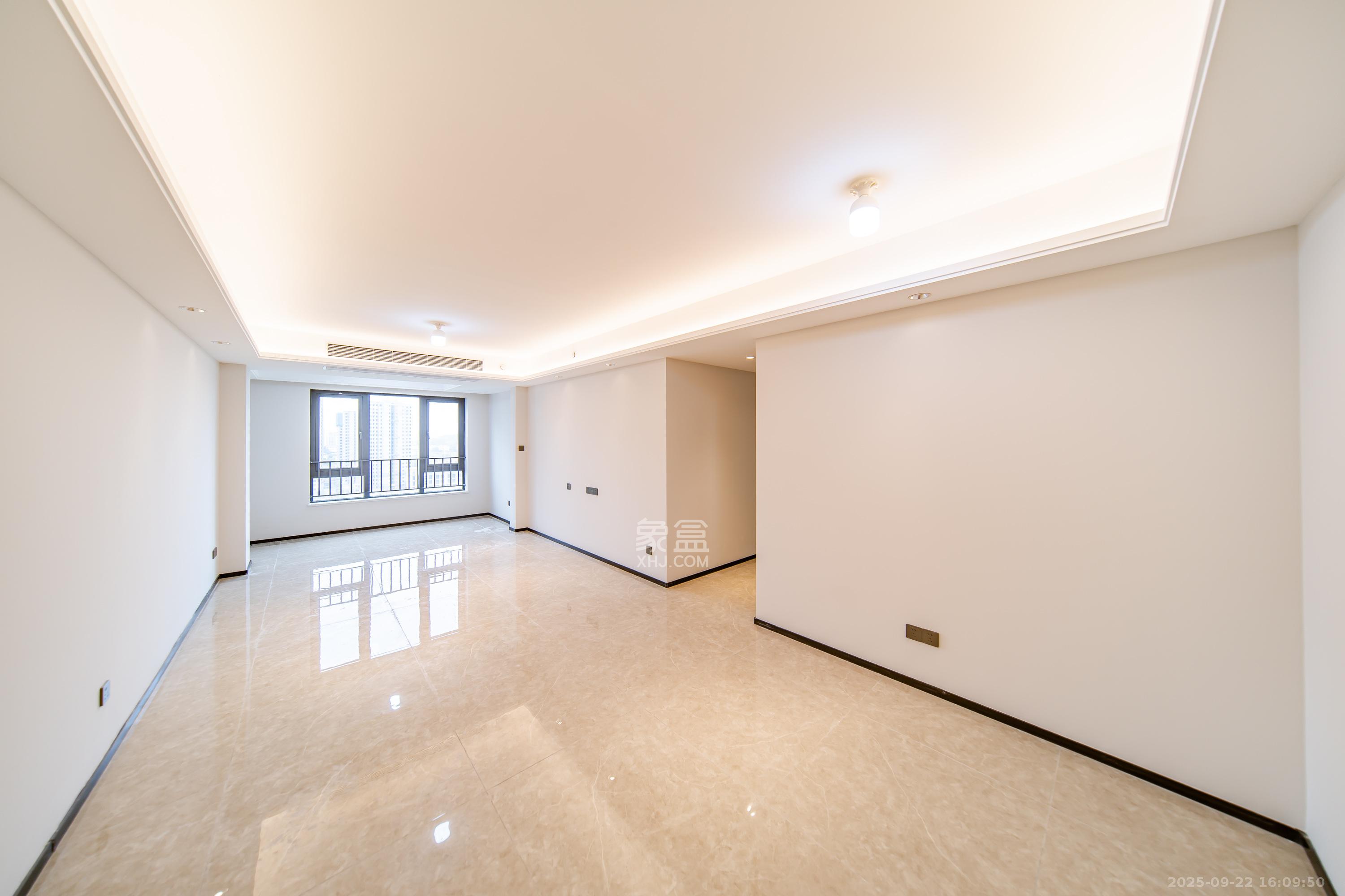 华润凯旋门二期 3室2厅2卫 160.0万 华润凯旋门二期 3室2厅2卫 160.0万客厅