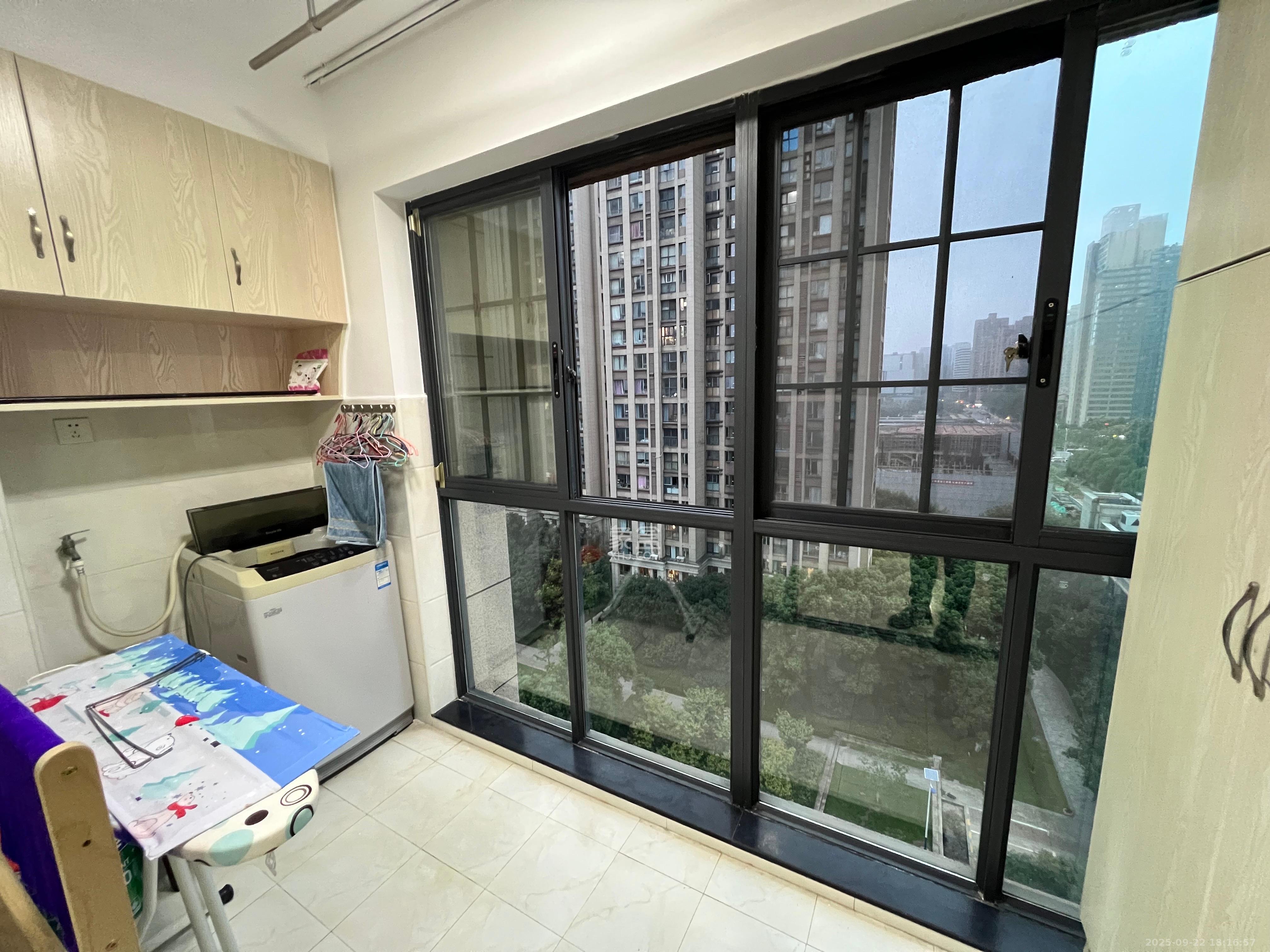 嘉宇盛世华章 3室2厅1卫 2300.0元/月 嘉宇盛世华章 3室2厅1卫 2300.0元/月室内图