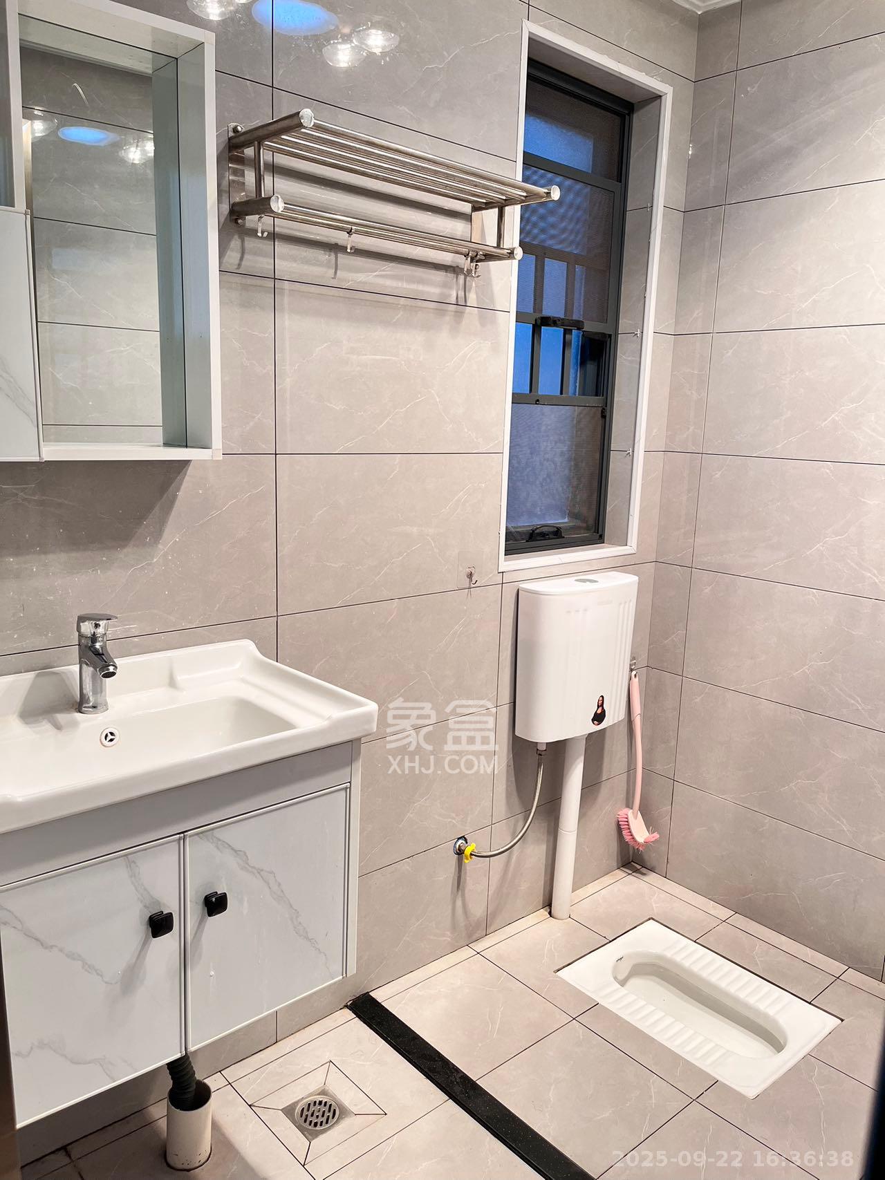 恒生碧水龙庭  3室2厅2卫    2400.0元/月室内图