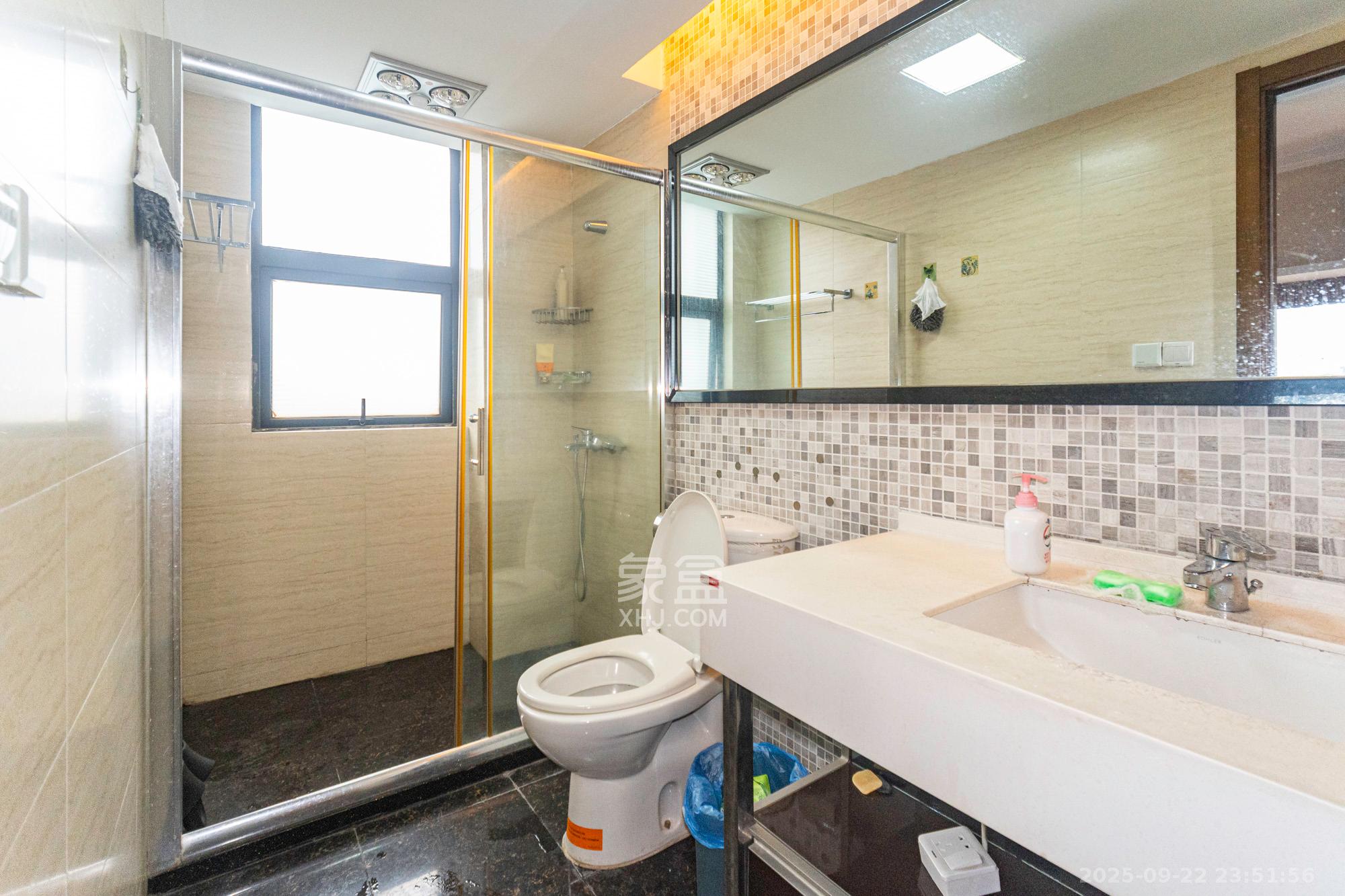 藏珑湖上国际花园  3室2厅2卫   138.00万卫生间