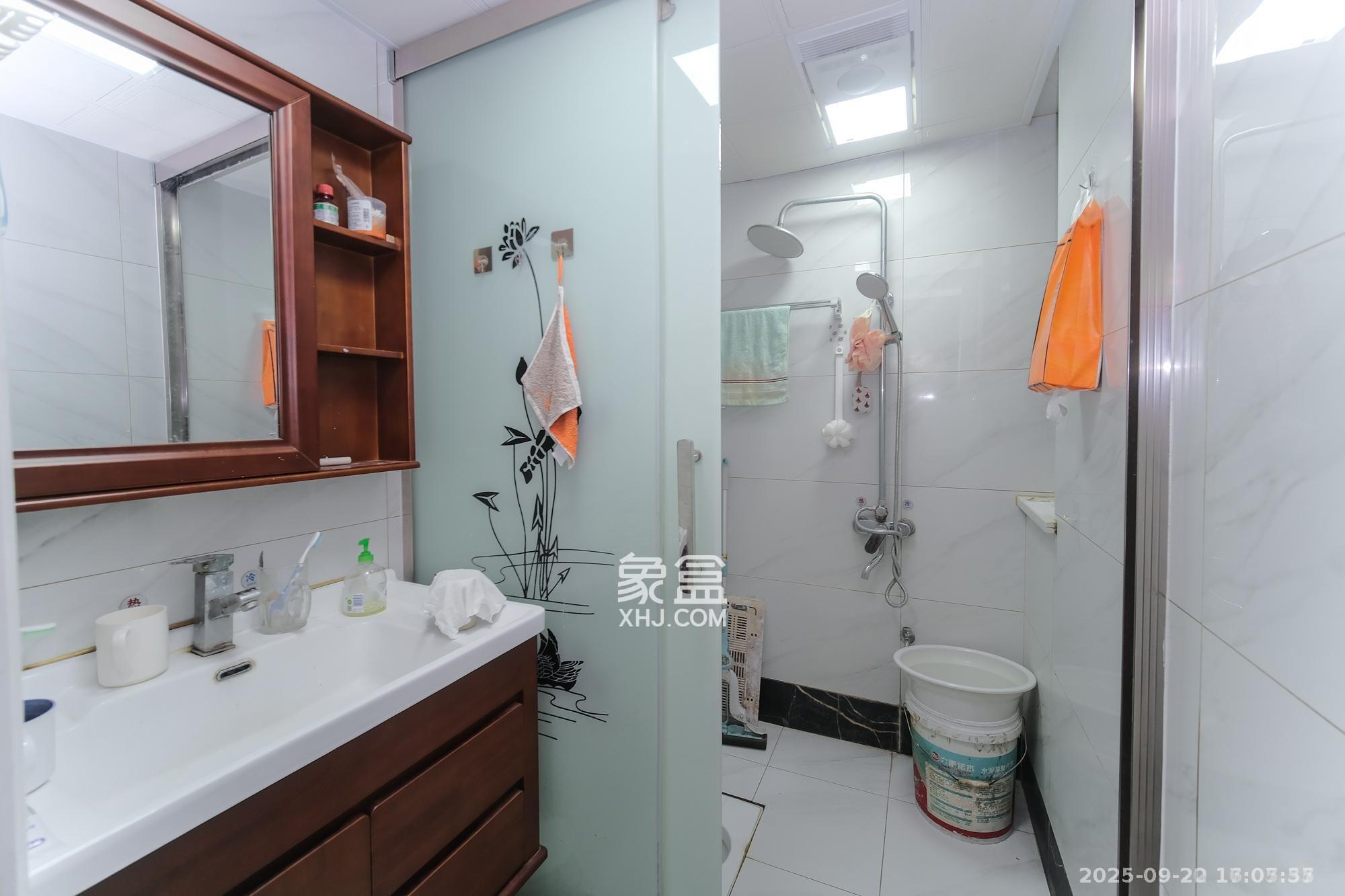 荣盛花语城 3室2厅1卫 1800.0元/月 荣盛花语城 3室2厅1卫 1800.0元/月室内图