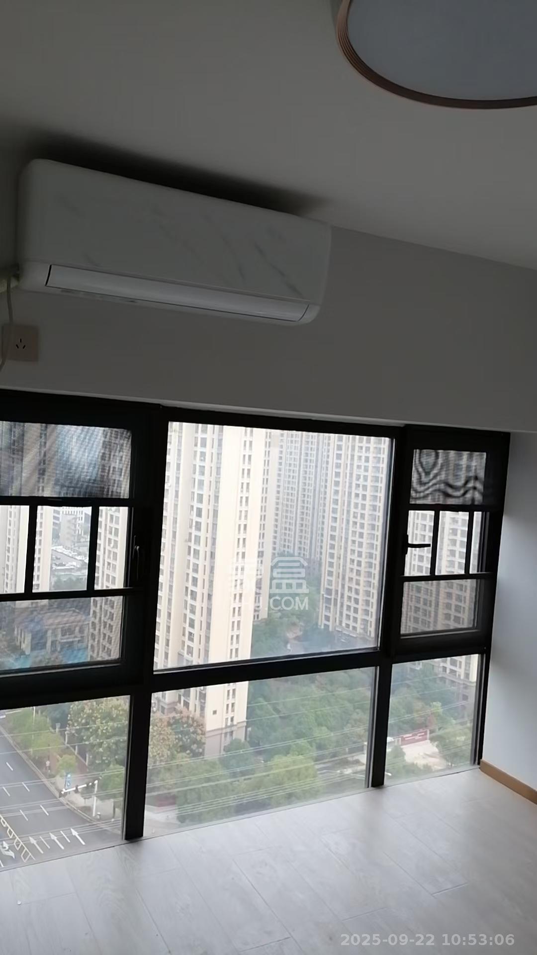 中南国际眼镜城(中伟商业中心) 4室1厅2卫 1900.0元/月 中南国际眼镜城(中伟商业中心) 4室1厅2卫 1900.0元/月室内图