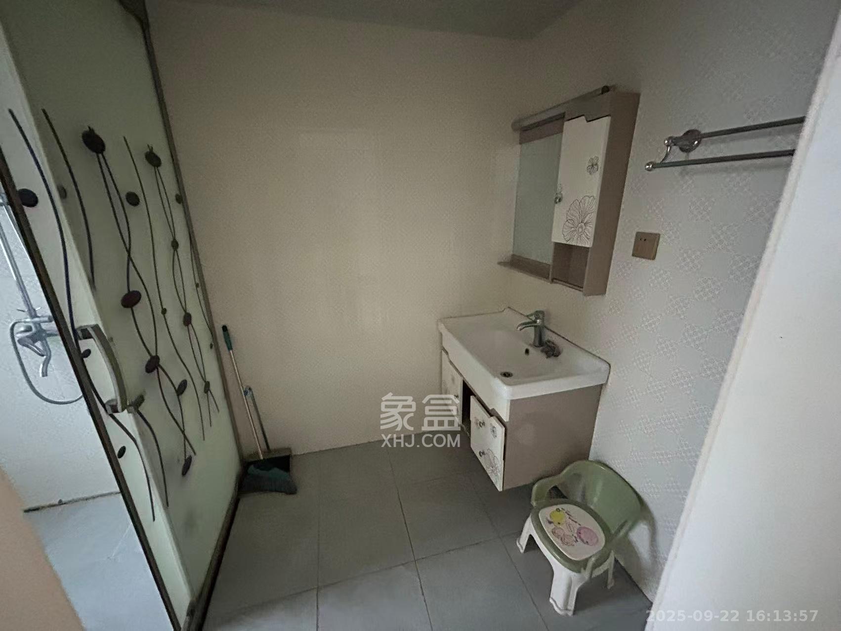 标志浪漫满屋(枫景公寓) 1室2厅1卫 2800.0元/月 标志浪漫满屋(枫景公寓) 1室2厅1卫 2800.0元/月室内图