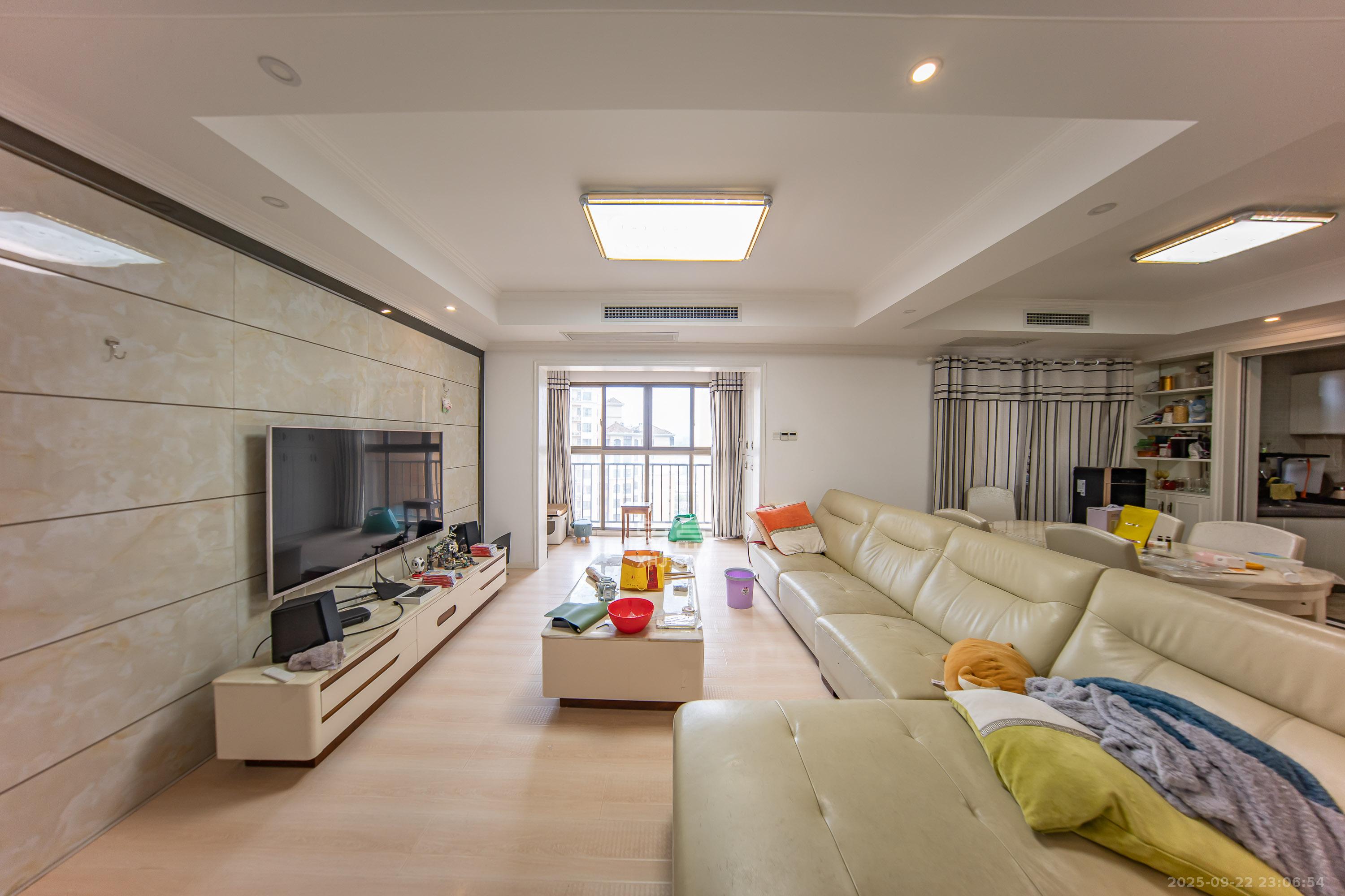 米兰春天 4室2厅2卫 85.0万 米兰春天 4室2厅2卫 85.0万客厅