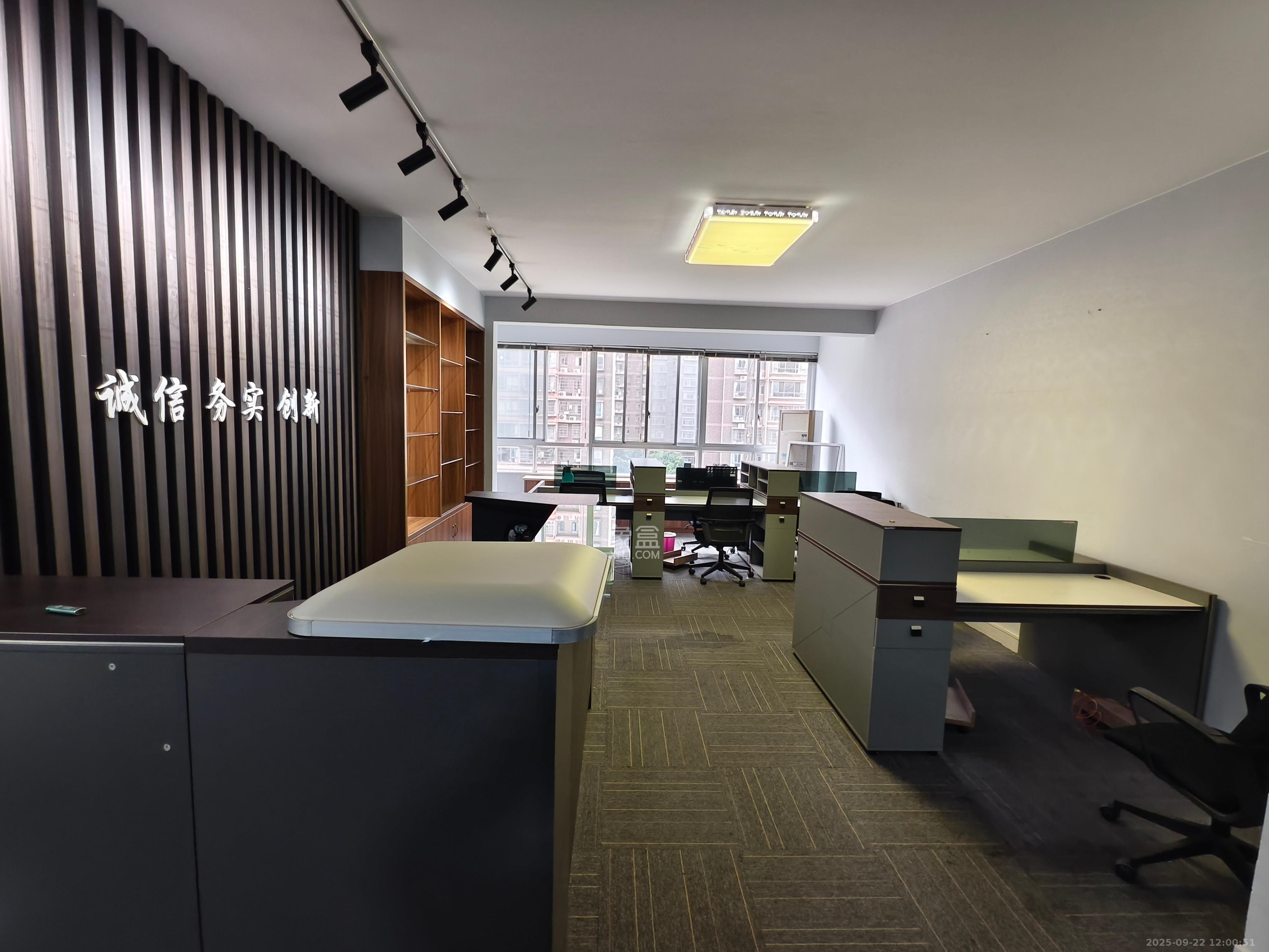 湘林家园(湘林小区电梯房) 4室2厅2卫 4200.0元/月 湘林家园(湘林小区电梯房) 4室2厅2卫 4200.0元/月室内图